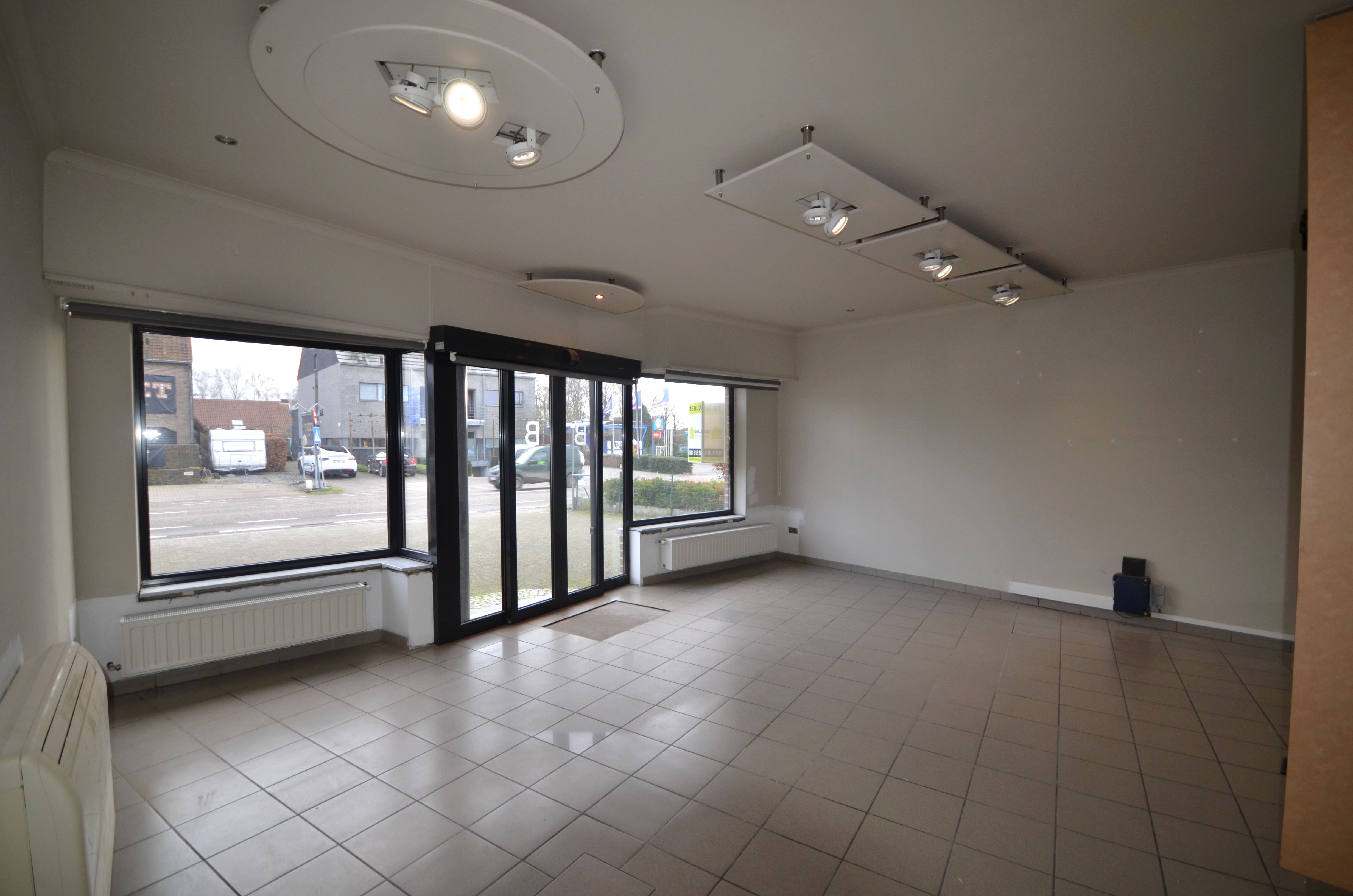 IDEALIS VASTGOED - Handelspand van +-80m² op een zeer gunstige commerciële locatie, de Pieter Breugellaan in het centrum van Kleine-Brogel Peer. Het pand beschikt over uitgebreide parkeergelegenheid. foto 5