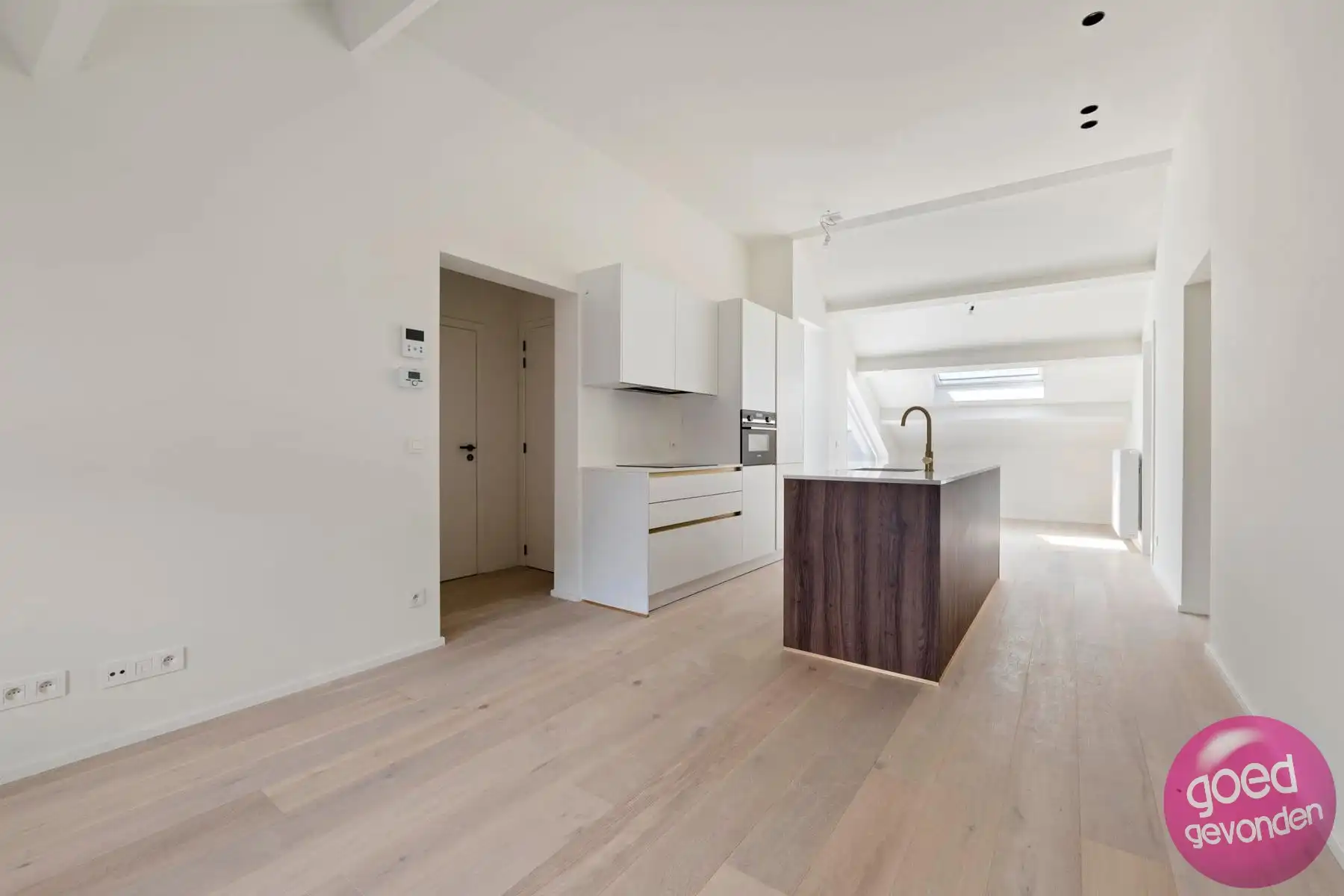 NIEUW APP - 1of2 SLK - TERRAS - KELDER - CENTRUM - GEEN BTW foto 3