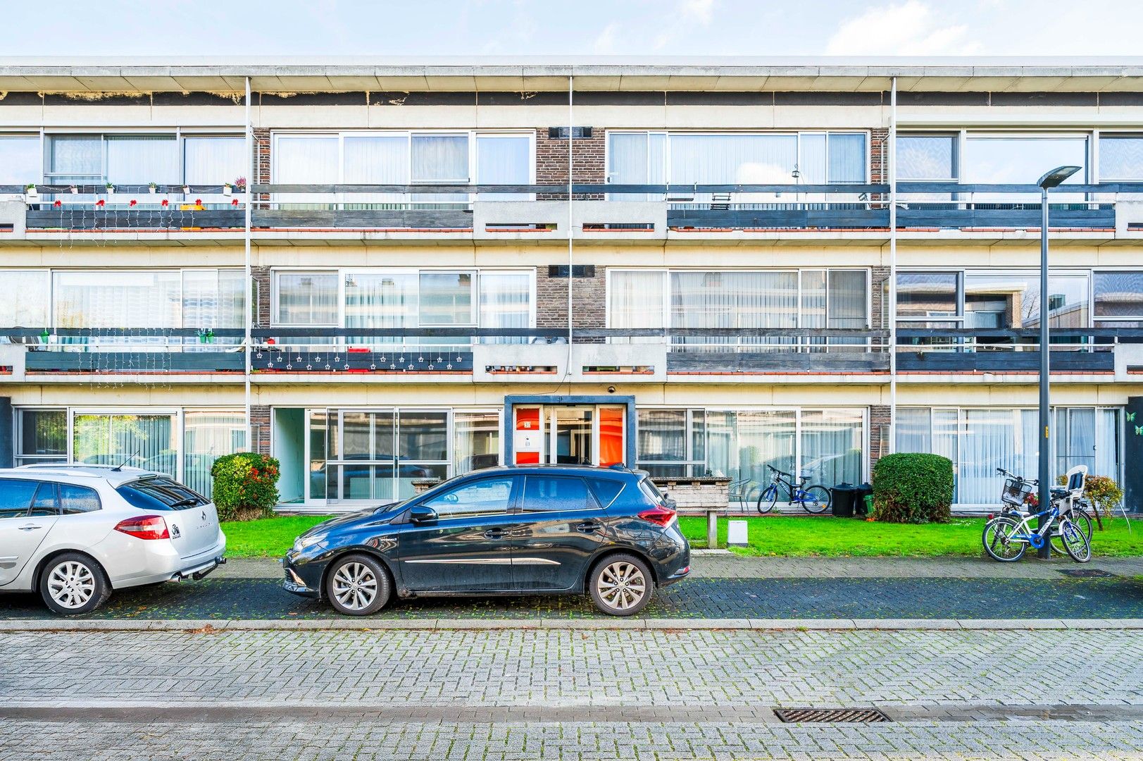 Te renoveren 3-kamerappartement op 1ste verdiep met terras en garagebox foto {{pictureIndex}}