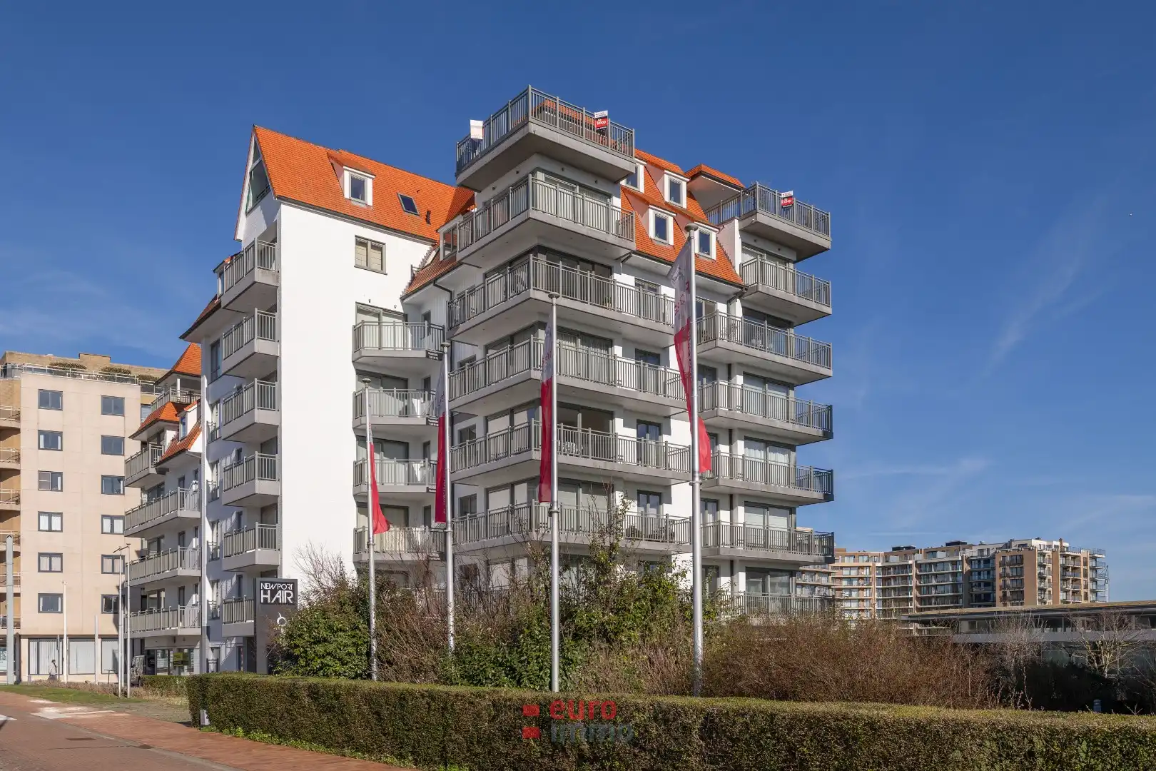 Hoogwaardig afgewerkt handelspand met studio en privéparkings foto 18