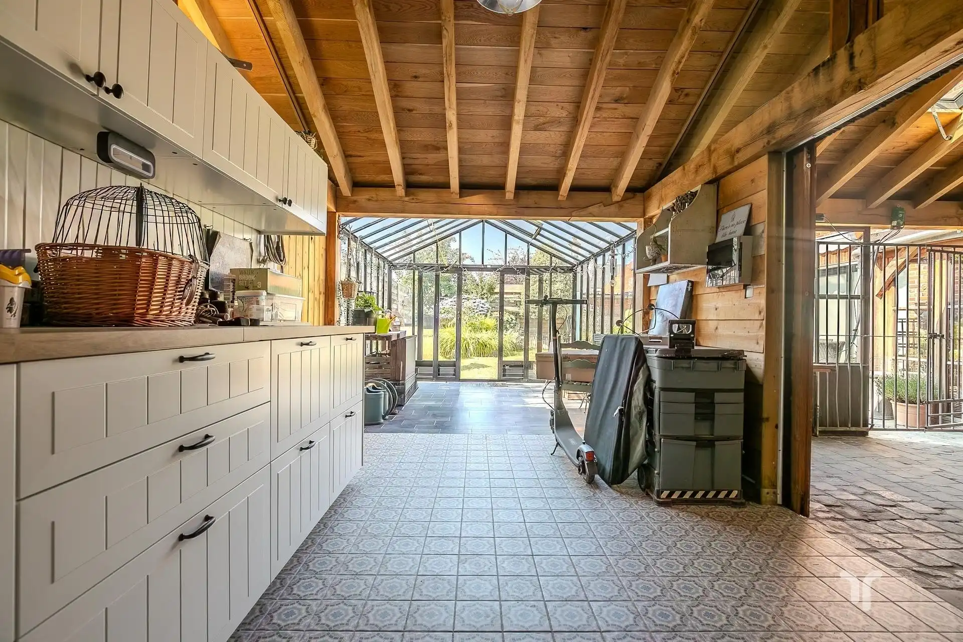 Zeer verzorgde, instapklare, volledig gerenoveerde open bebouwing met 5 slaapkamers. foto 8