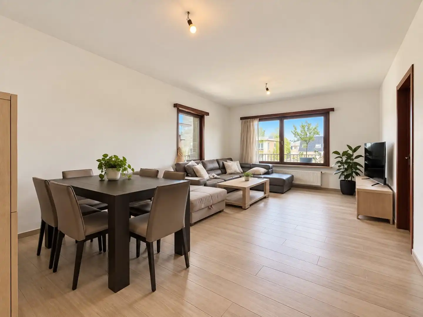 Prachtig gerenoveerd appartement met 2 slaapkamers en garagebox te huur te Wondelgem foto 3