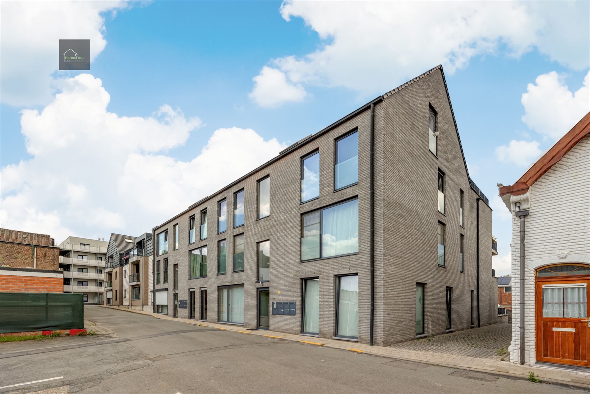 Modern instapklaar appartement met terras en autostaanplaats foto {{pictureIndex}}