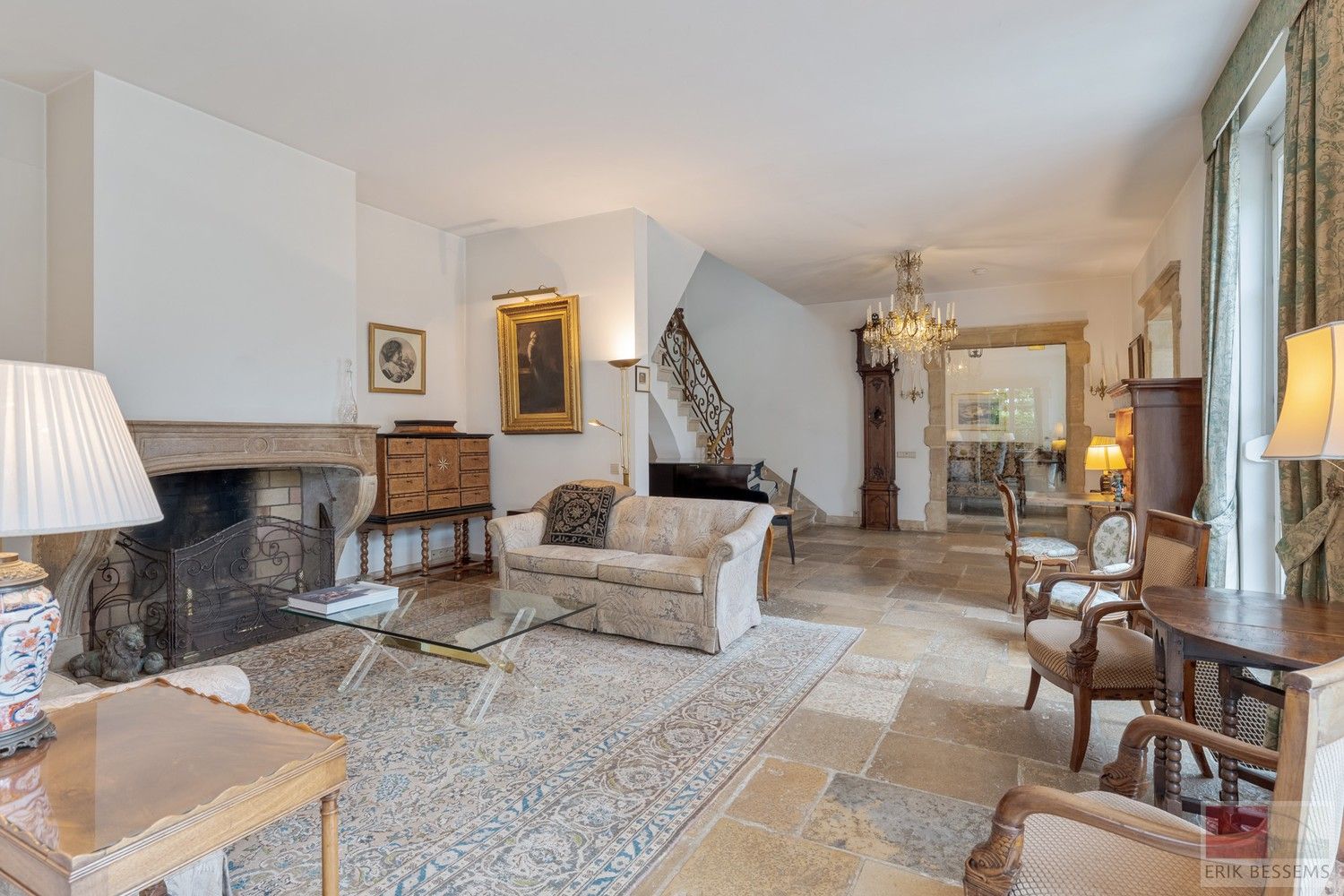 Prachtige vrijstaande villa met Franse allure, gelegen op een royaal perceel van 1.211 m², biedt een riante woonoppervlakte van 309 m² foto 8