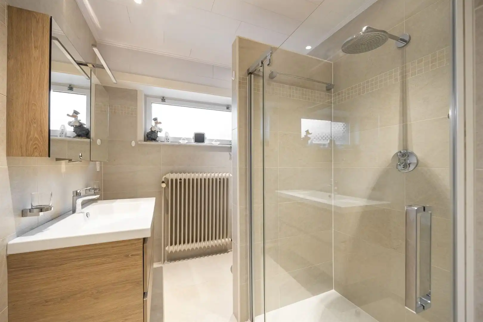 Verzorgde laagbouwwoning met tuin en garages! foto 11