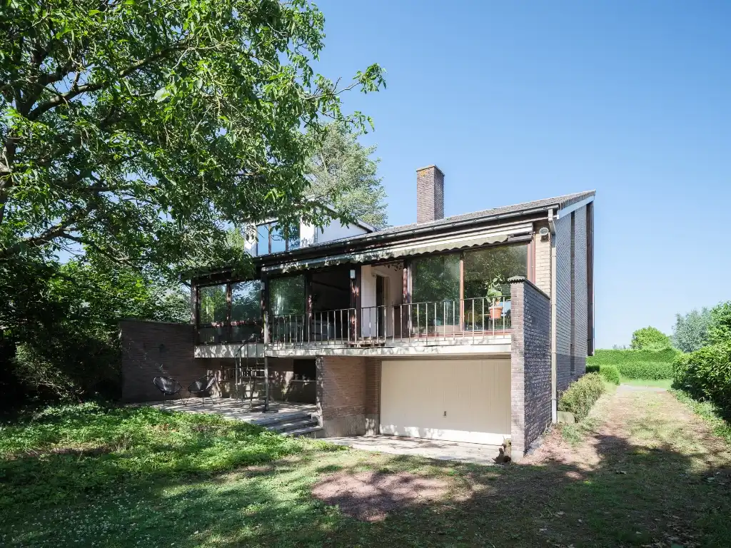 Mid-century modern villa met vier slaapkamers, verdeeld over drie niveaus, gelegen op een groen perceel in Lievegem. foto 17