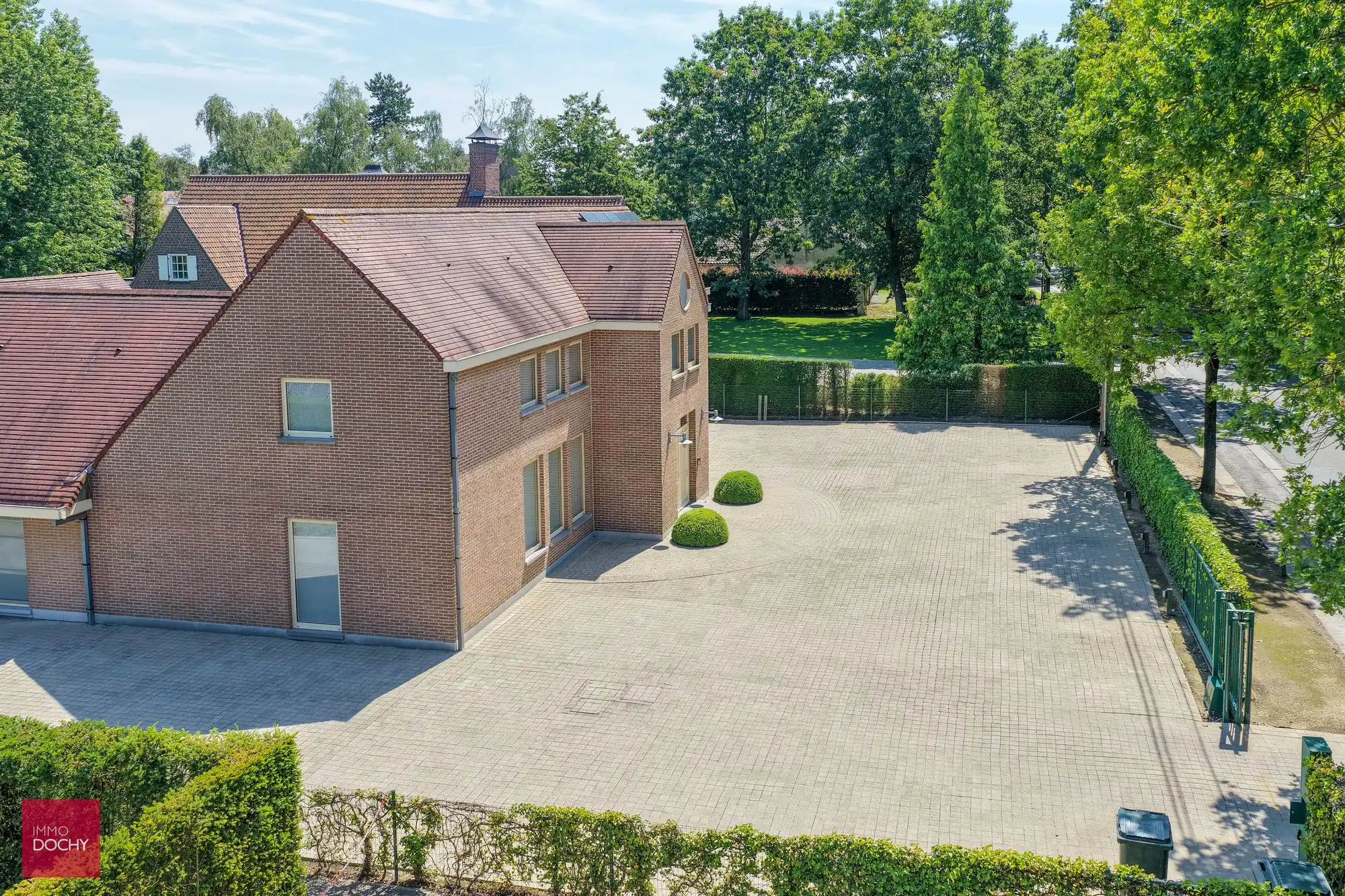 Ruime villa met zwembad nabij ziekenhuis foto 4