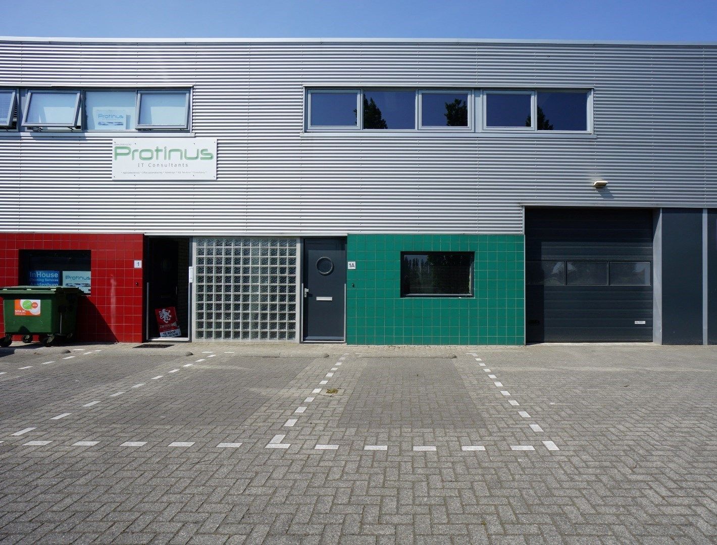 Loods nabij de expresweg foto {{pictureIndex}}