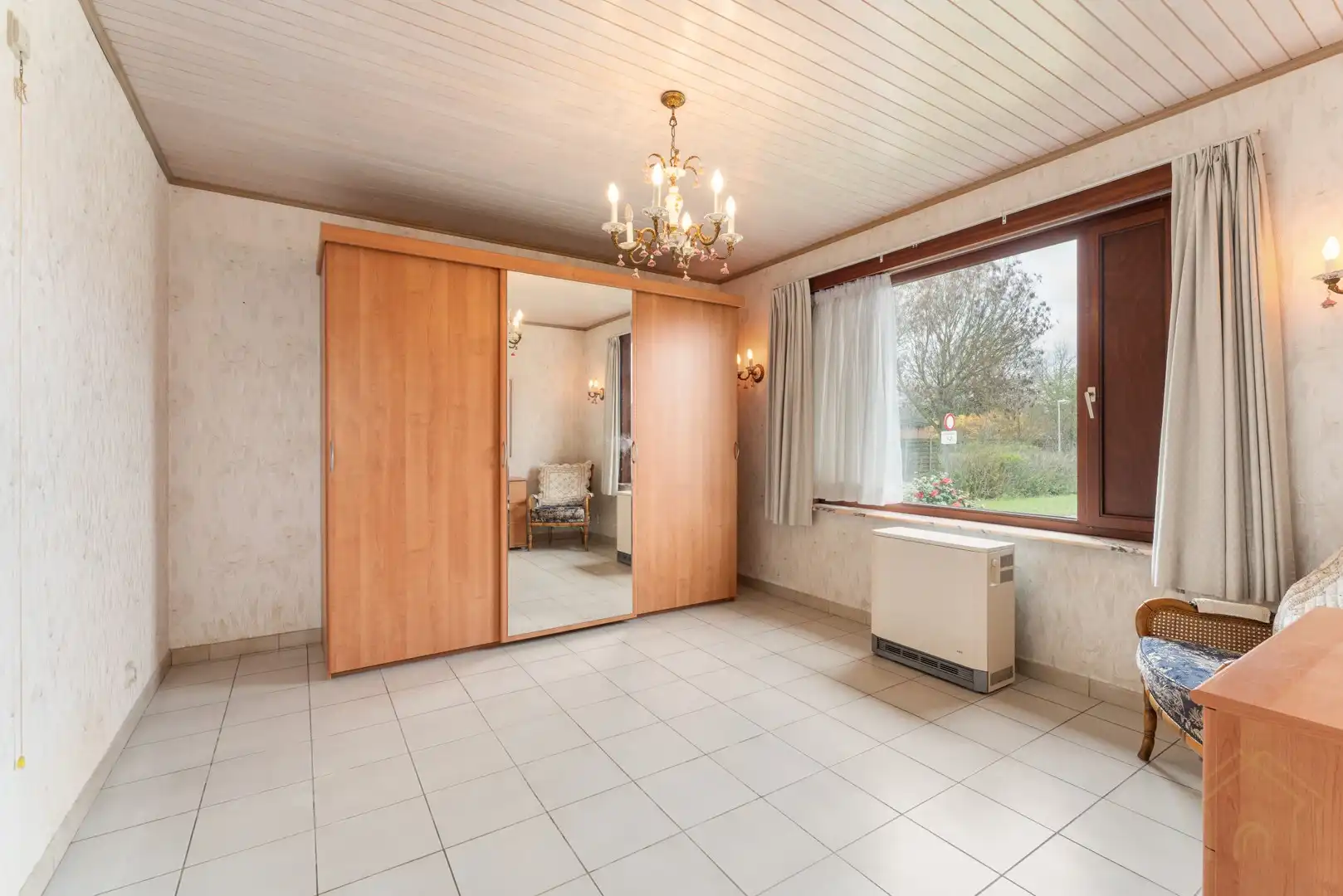 Vrijstaande woning met zonnige tuin en veel potentieel in rustige straat te Wevelgem foto 9