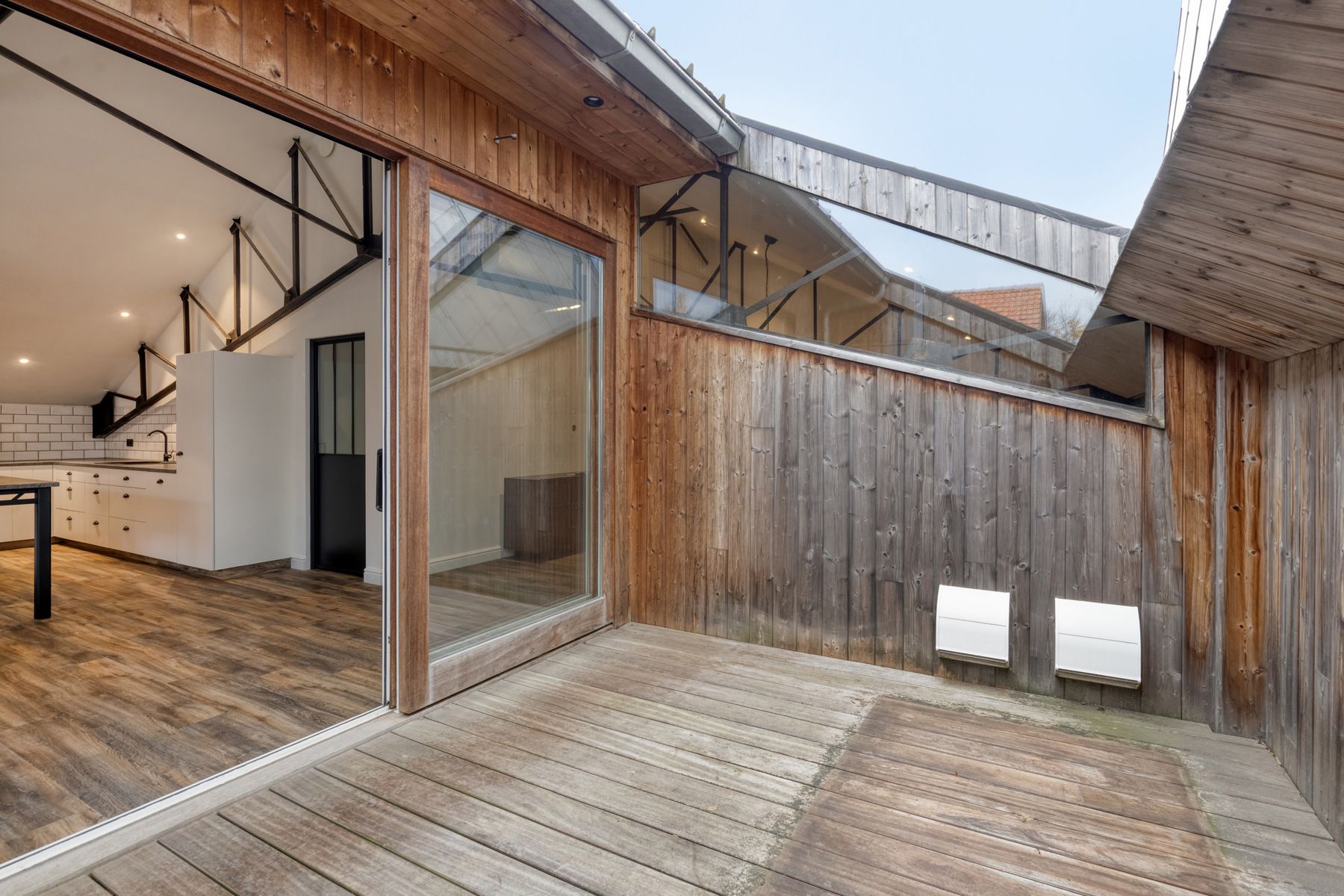 Recent vernieuwde loods met bovenliggend luxe appartement ! foto 32