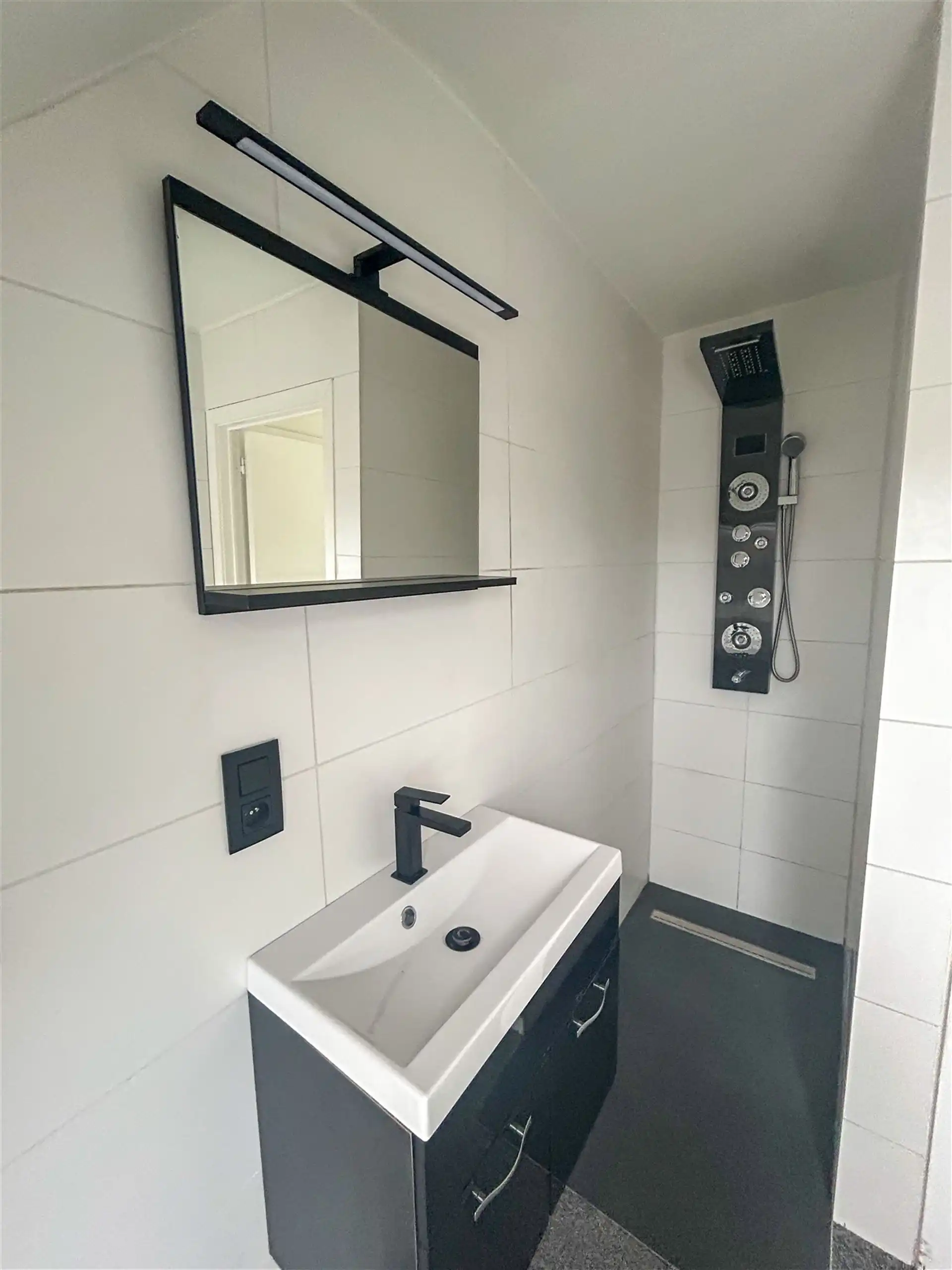 Appartement met 1 slaapkamer, terras en privatieve autostaanplaats in Maasmechelen! foto 5