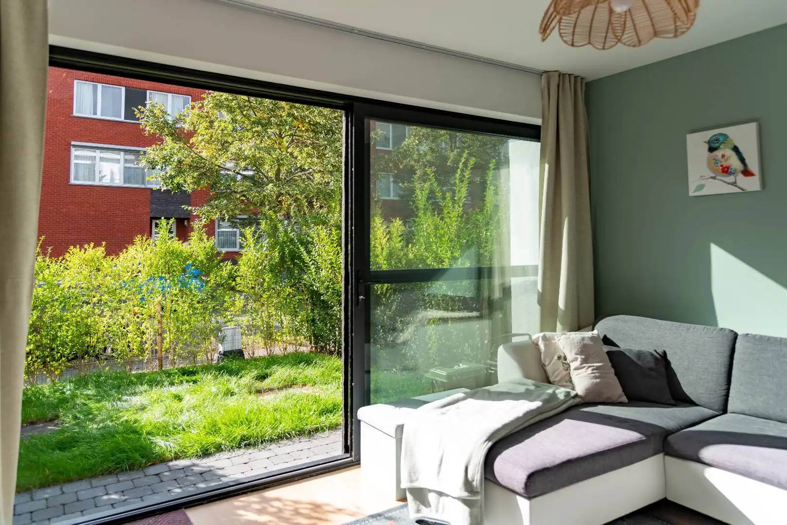 Luxueus en energiezuinig gelijkvloers met 2 slk, tuin én terras foto {{pictureIndex}}