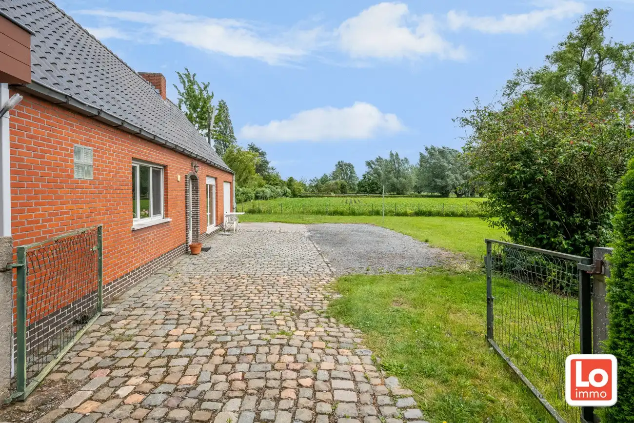 Landelijke te renoveren halfopen gelijkvloerse woning met inpandige garage en grote tuin met open zicht op een makkelijk bereikbare locatie in Zeveneken! foto 26