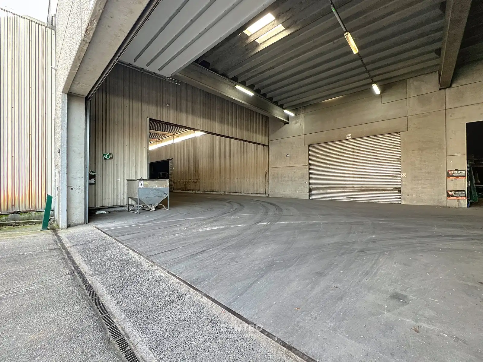 Magazijn van 330m² met vrije hoogte van 7,90m op industriële site , te Kerkhove (Avelgem). foto 6