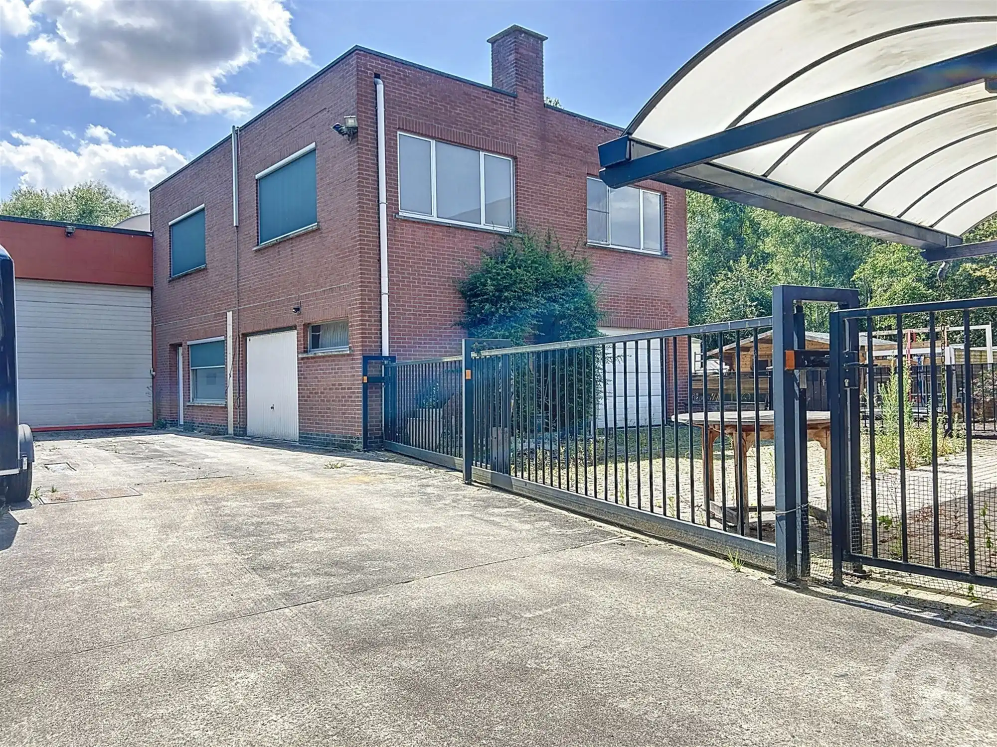 Huis met magazijn en kantoorruimte te koop! foto 2
