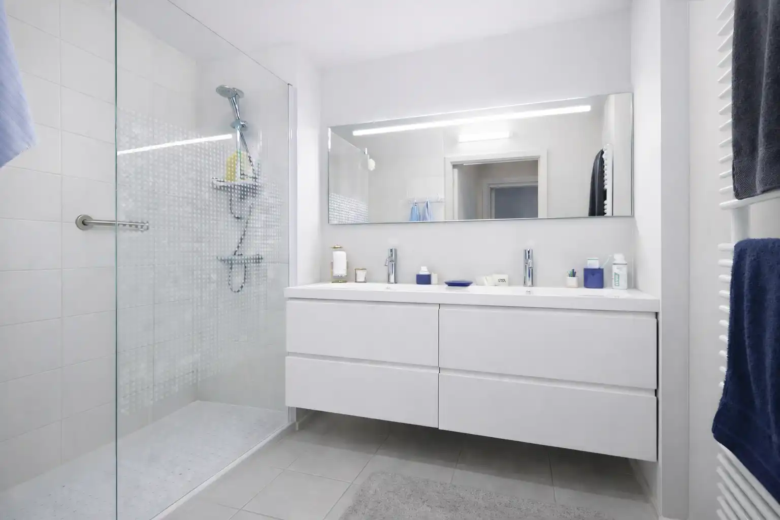 Bijzonder ruim (90 m²), hedendaags 2-slaapkamerappartement met prachtig frontaal zicht op zee.  foto 7