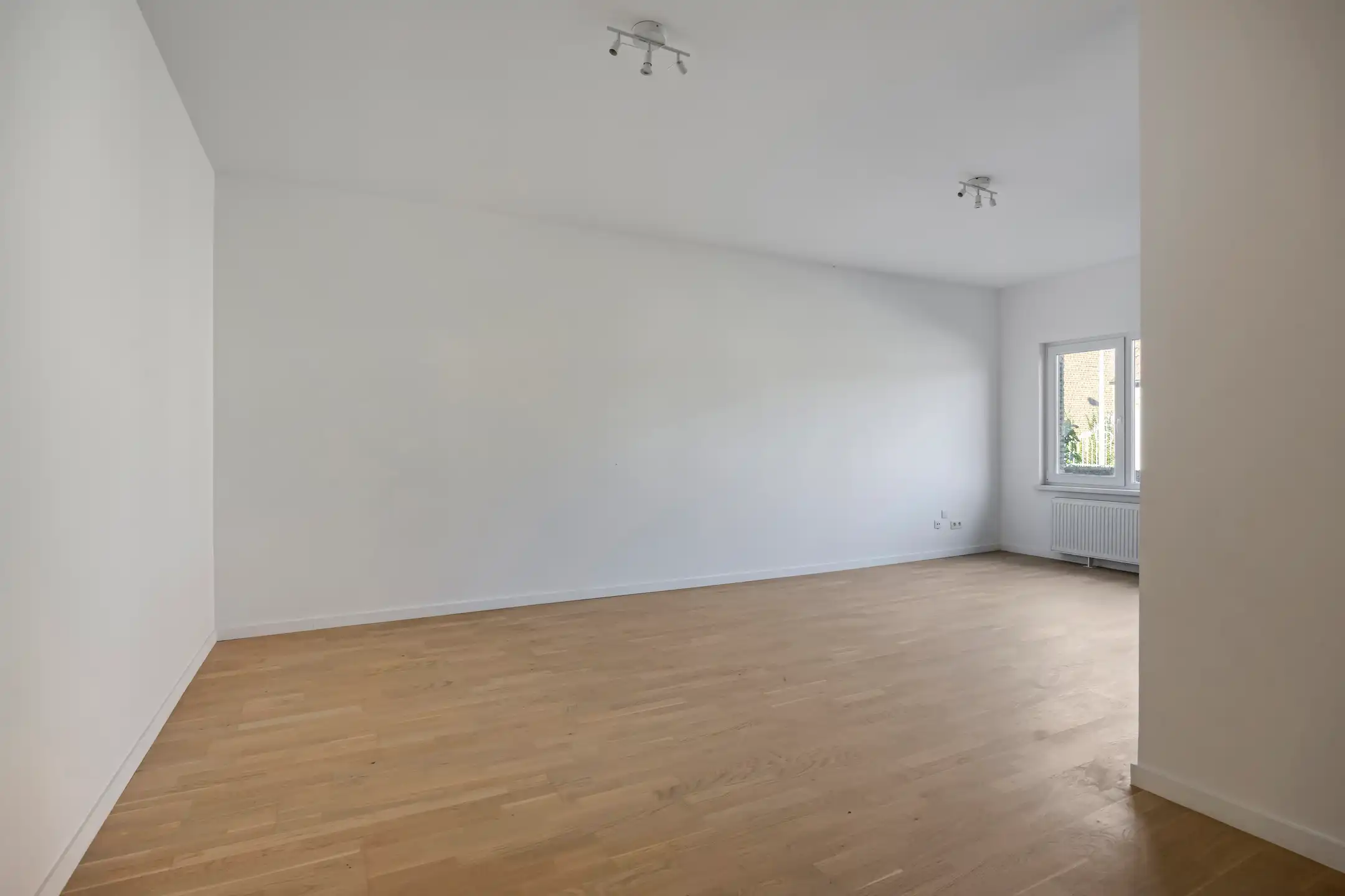 Gelijkvloerse, gerenoveerde kantoorruimte met aparte bureaus foto 5