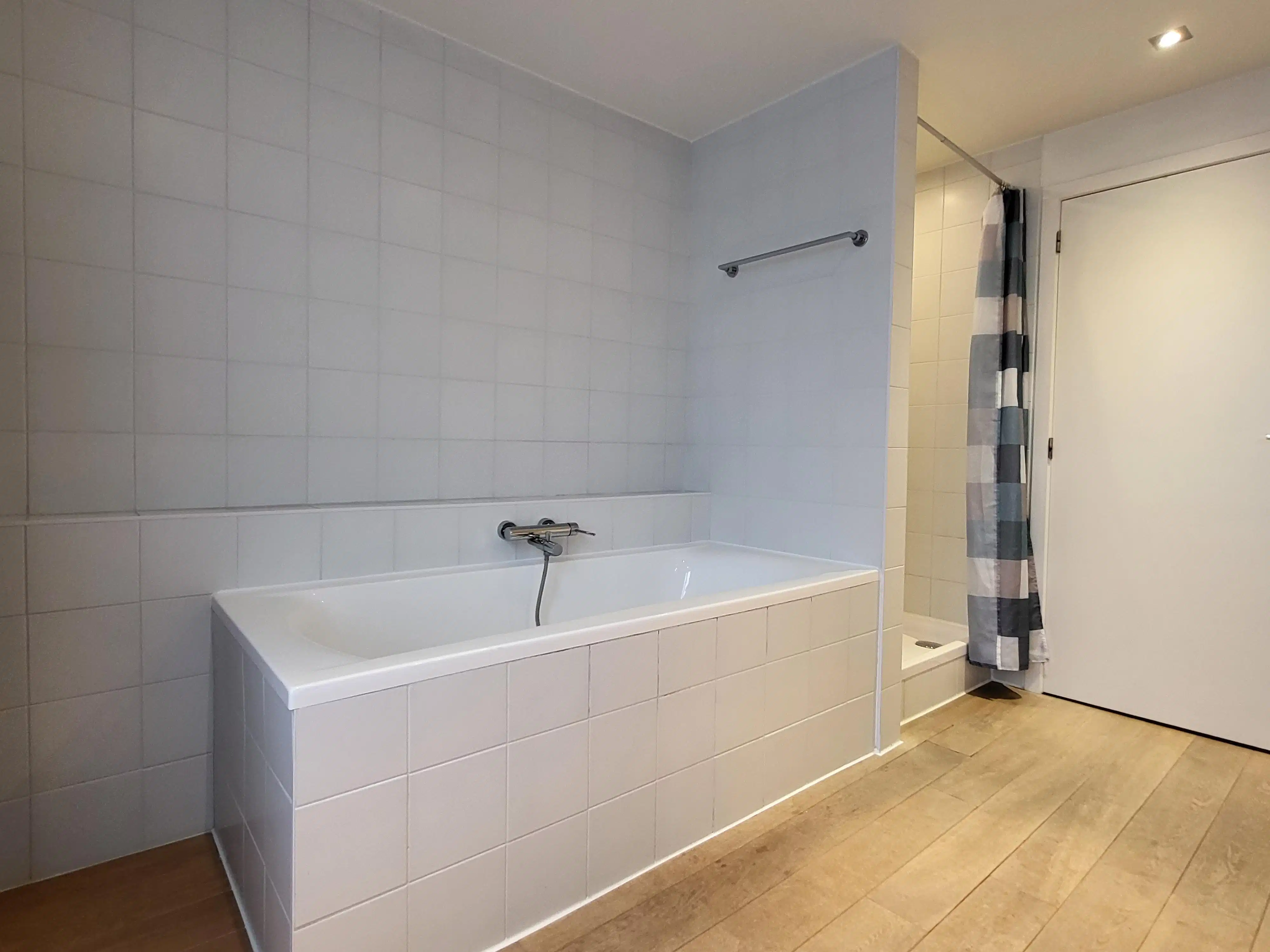 Deze instapklare woning biedt modern wooncomfort op een centrale ligging in het centrum, met winkels, scholen en openbaar vervoer op wandelafstand. foto 16