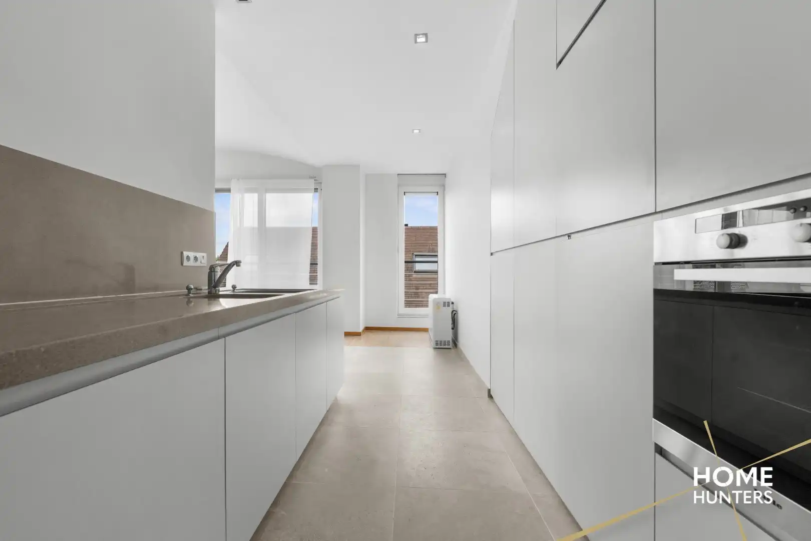Instapklaar appartement met zonnig terras op toplocatie in Ieper foto 6
