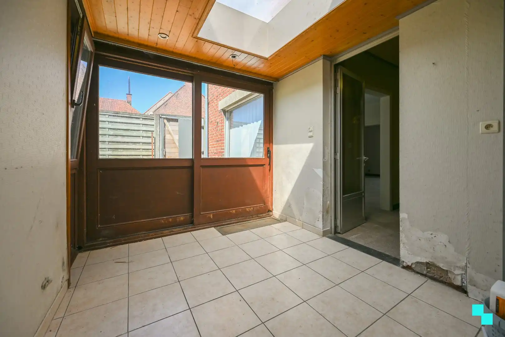 Te renoveren halfopen bebouwing met garage foto 13