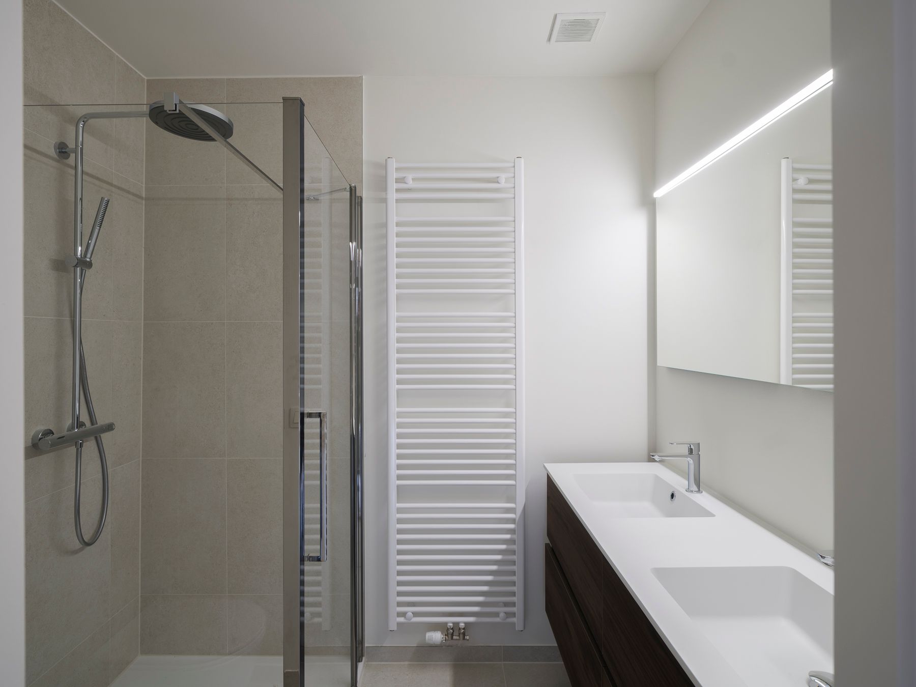 Ruim en luxueus drie slaapkamer appartement aan de Stropkaai foto 13