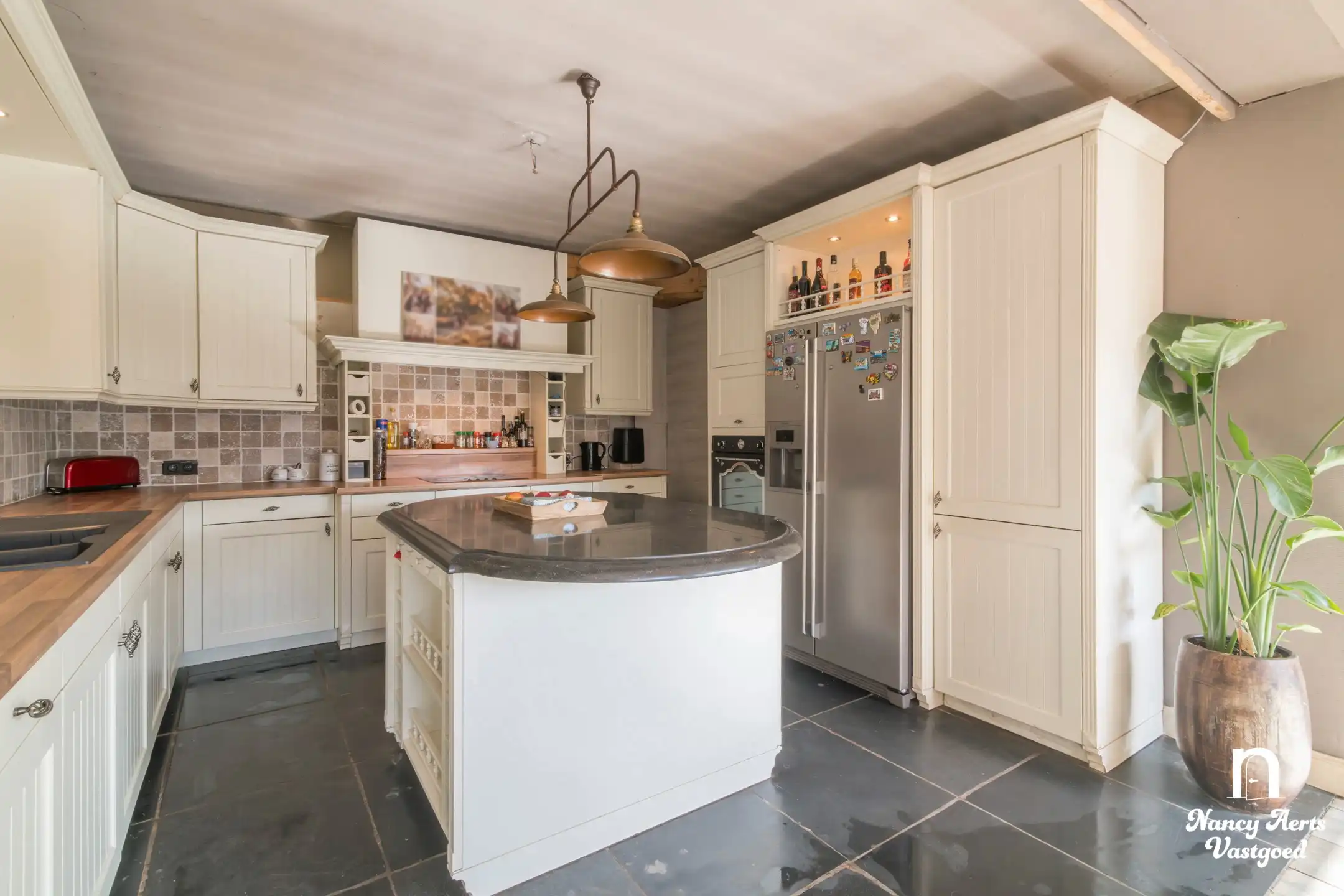 Ruime halfopen woning met tuin en veel potentieel foto 3