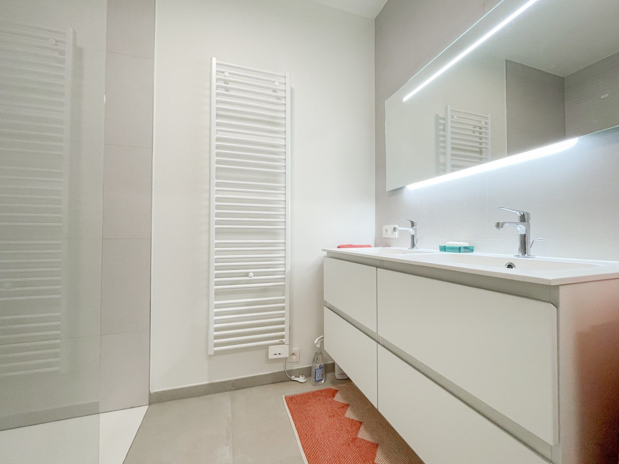 Subliem smaakvol ingericht hoek appartement gelegen in een recente residentie nabij de Dumortierlaan. foto 12