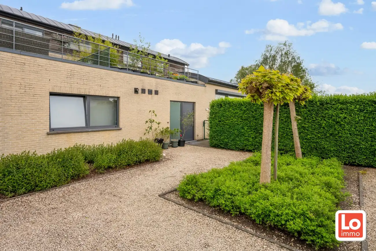 Instap klaar appartement met afzonderlijke garage op een gemakkelijk bereikbare locatie nabij  het centrum van Lochristi! foto 2