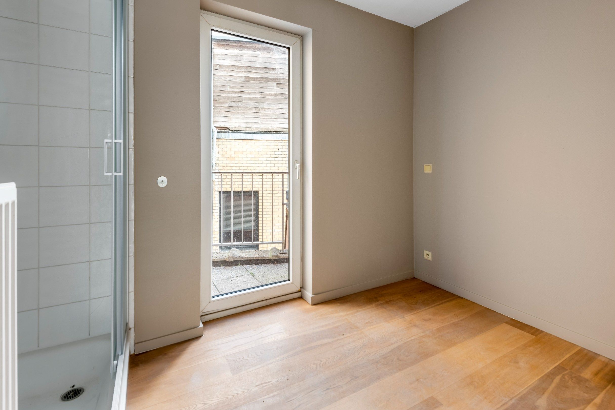 Aangenaam duplexappartement in een kleine residentie centraal gelegen vlakbij de winkels van de Lippenslaan. foto 7