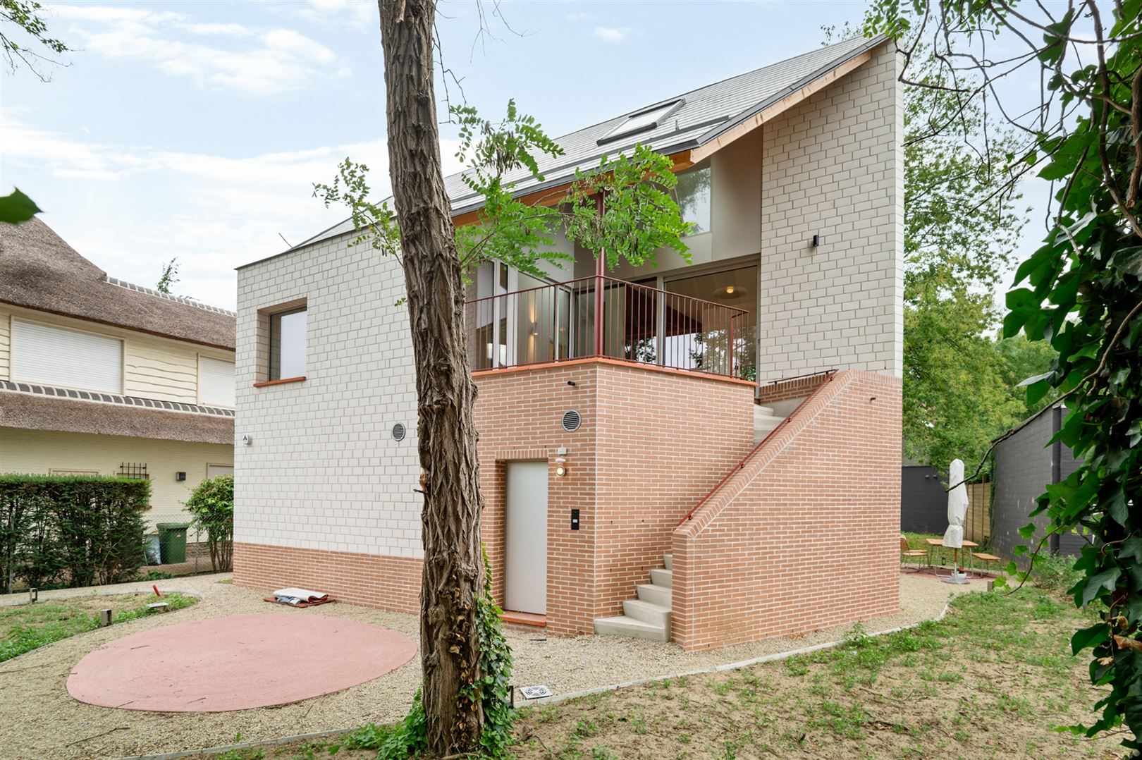 Luxe nieuwbouwappartement met terras, tuin en parking. foto 2