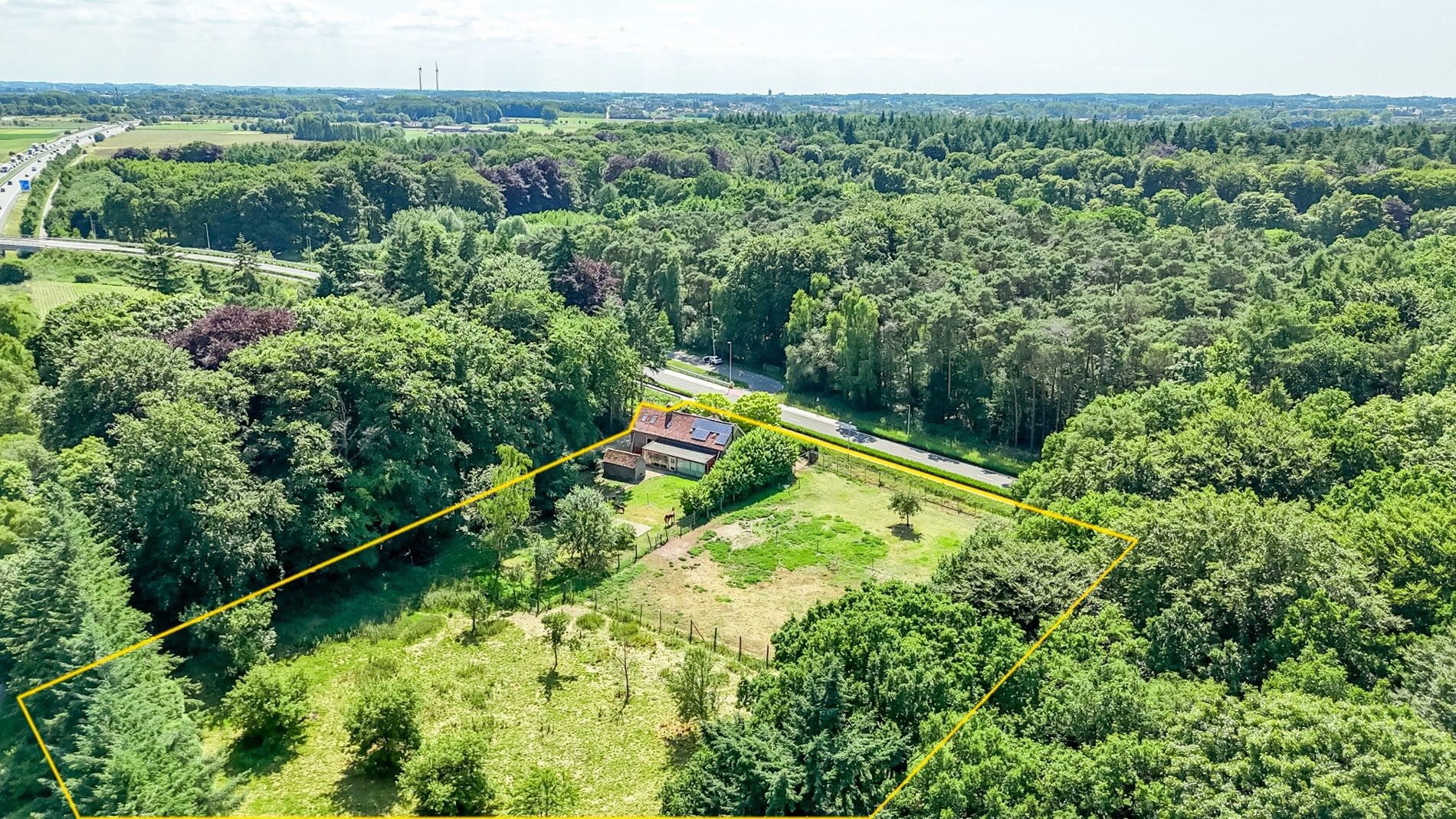 Hoofdfoto van de publicatie: Welkom in deze charmante woning te midden van het groen in het hart van Oostkamp!