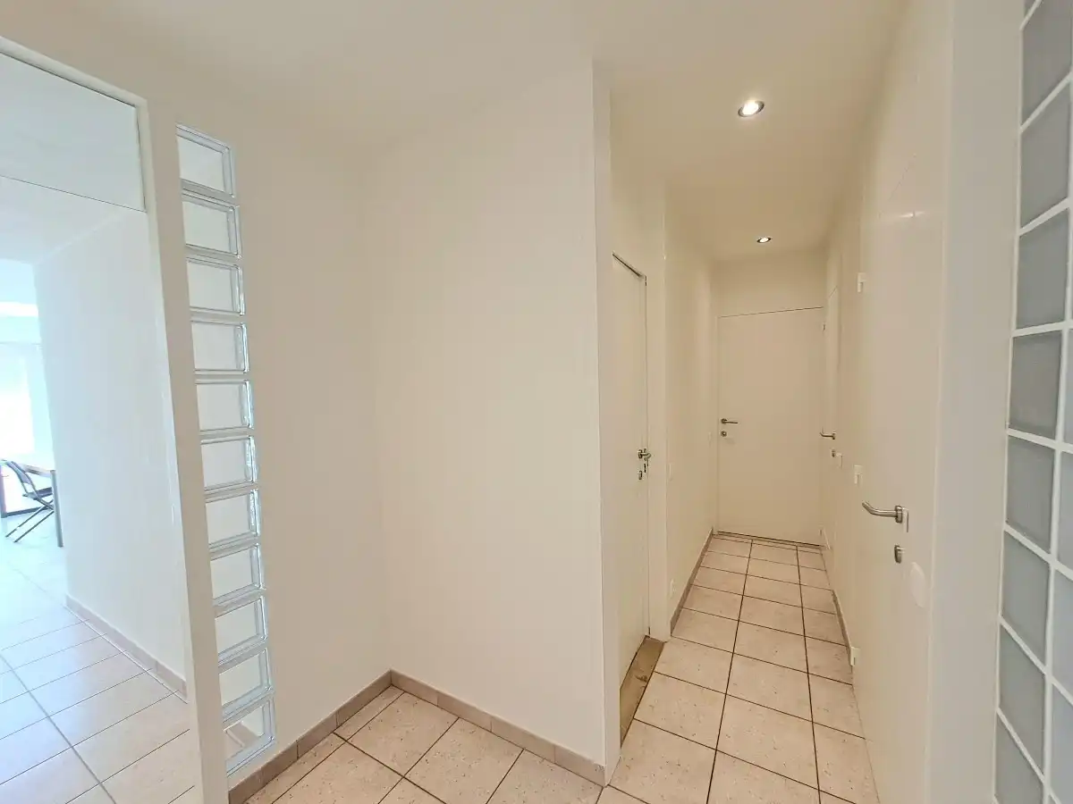 Lichtrijk gelijkvoers appartement met tuin en 2 slaapkamers en garage foto 25