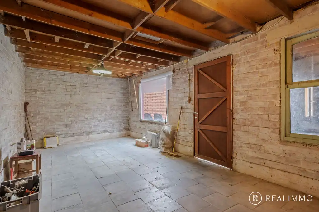 Stevige te renoveren woning in hartje Zwevegem! foto 13