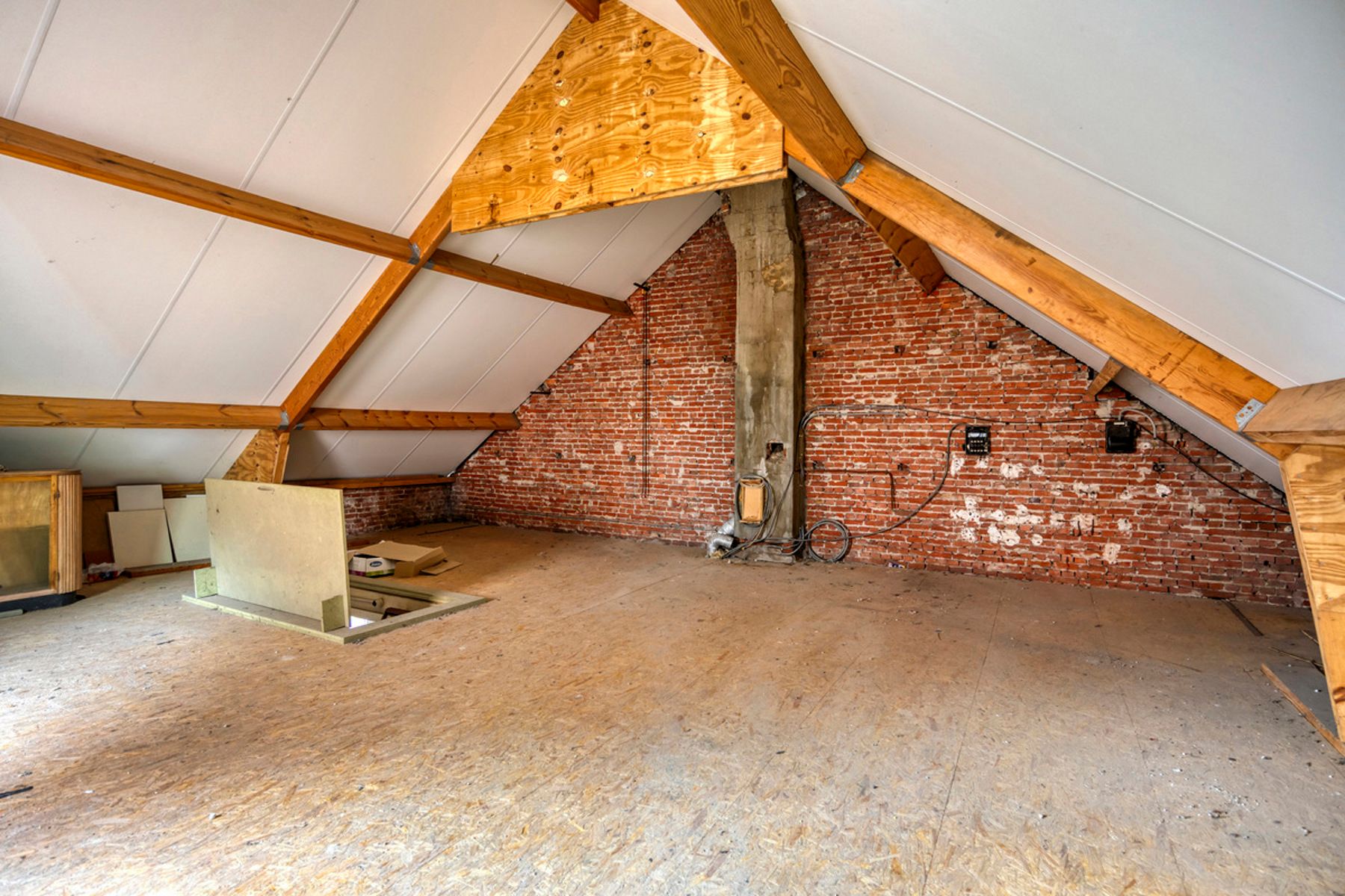 Ruim renovatieproject (226m²) met tuin aan kanaal foto 31