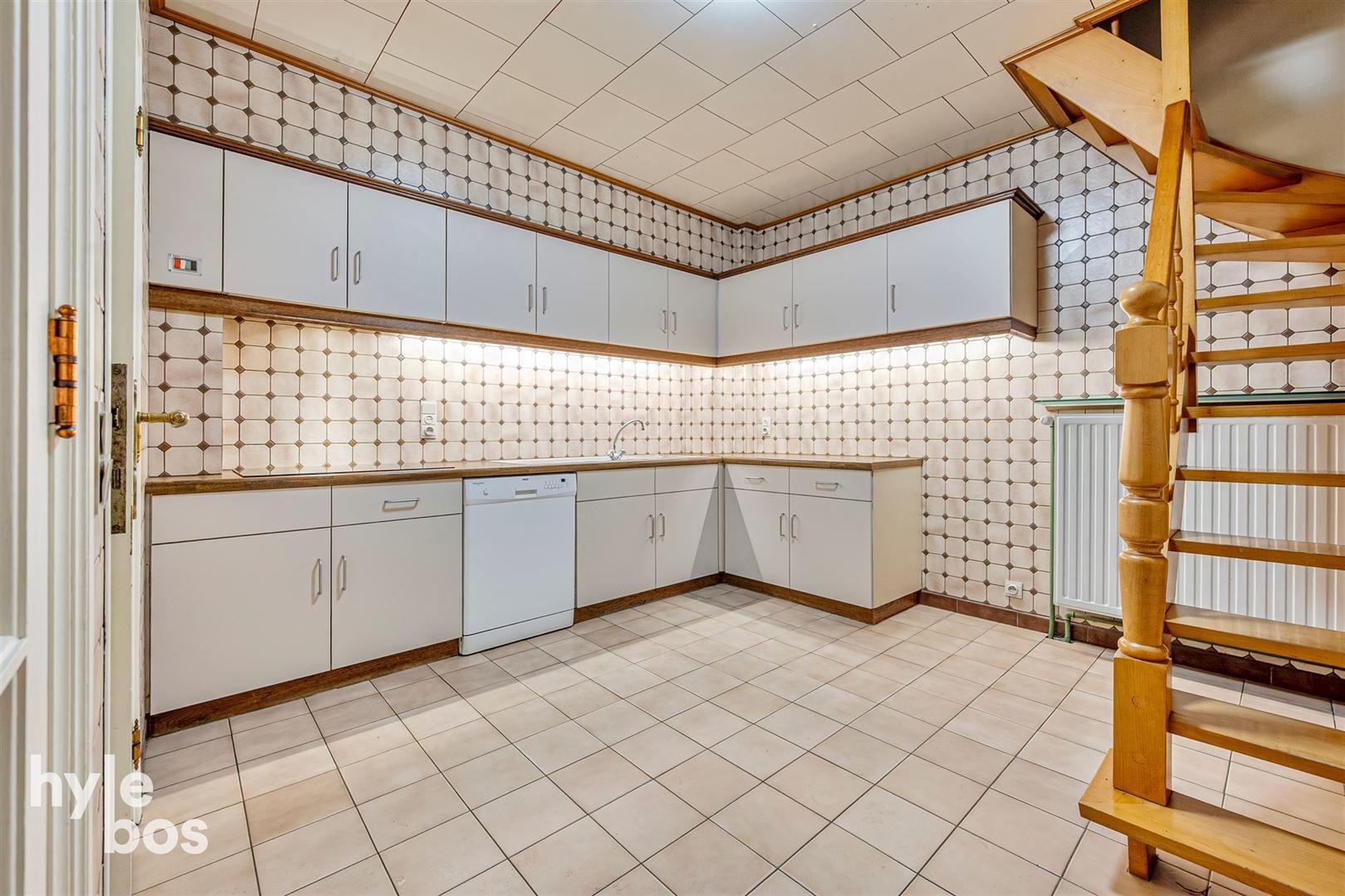 Ruim bovenhuis met groot magazijn in het centrum van de stad foto 5