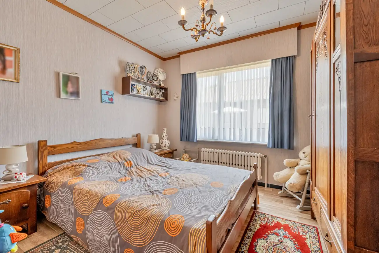 Degelijke te moderniseren open gelijkvloerse woning met inpandige garage én ruime afzonderlijke garage en een grote zonnige tuin in het centrum van Doorslaar! foto 16