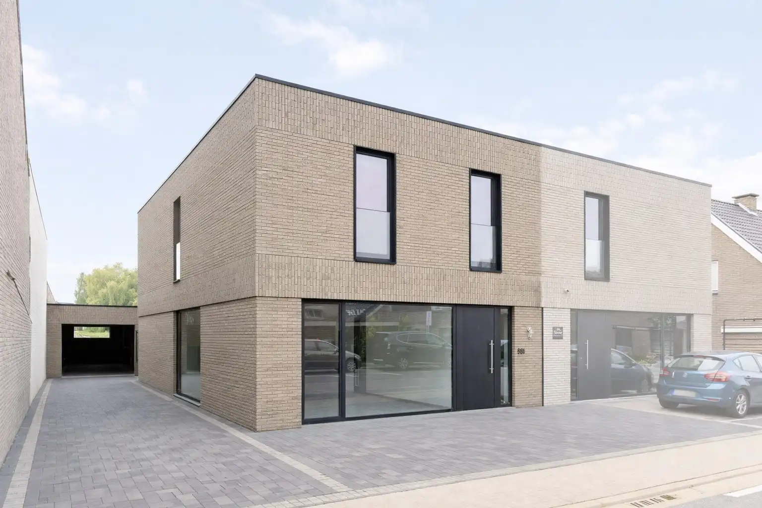 RUIME HALF OPEN NIEUWBOUWWONING MET 4 SLPKS | TUIN | GARAGE foto 2