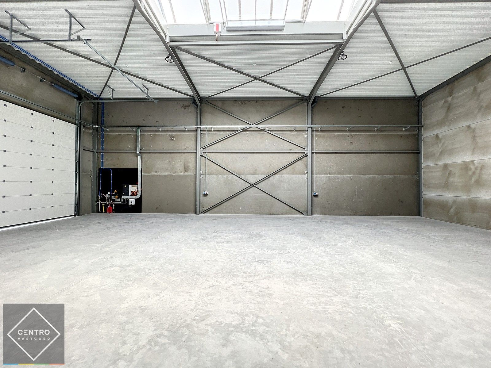 Kwalitatief en goed geïsoleerd NB MAGAZIJN (225m2), voorzien van elektrische sectionaalpoort, deur, raam (voor kantoor) en 2 private parkeerplaatsen op industriezone te Waregem. foto 5