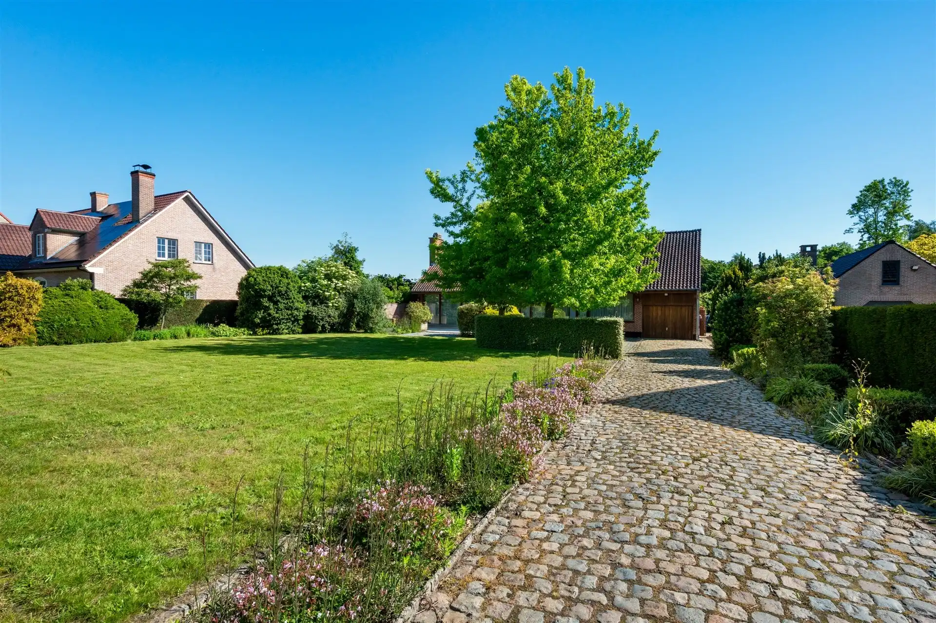 Bijzonder unieke villa op zeer ruim perceel foto 2