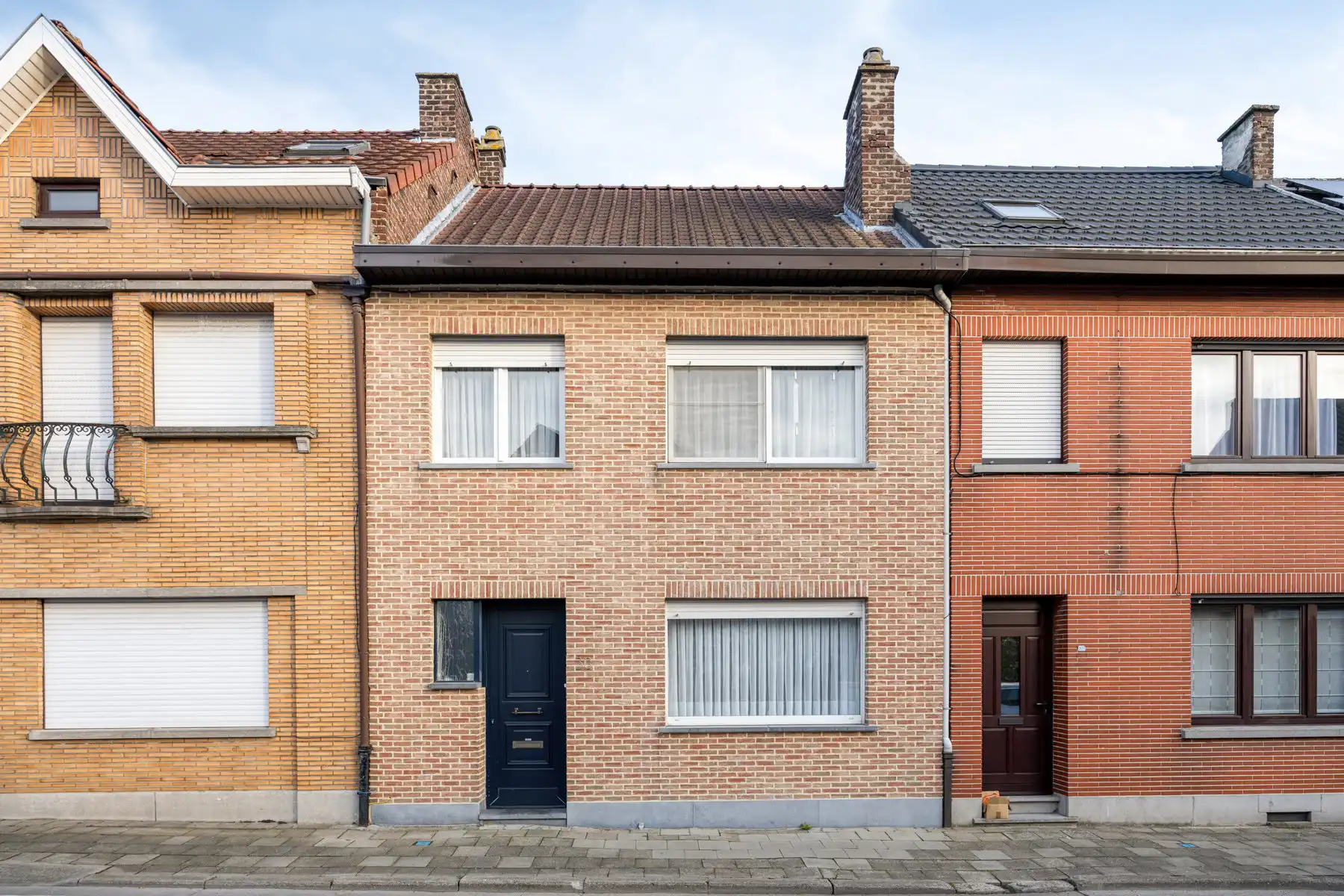 Hoofdfoto van de publicatie: Leemans Immobiliën presenteert u  deze gerenoveerde, instapklare woning in het bruisende hart van Denderleeuw.