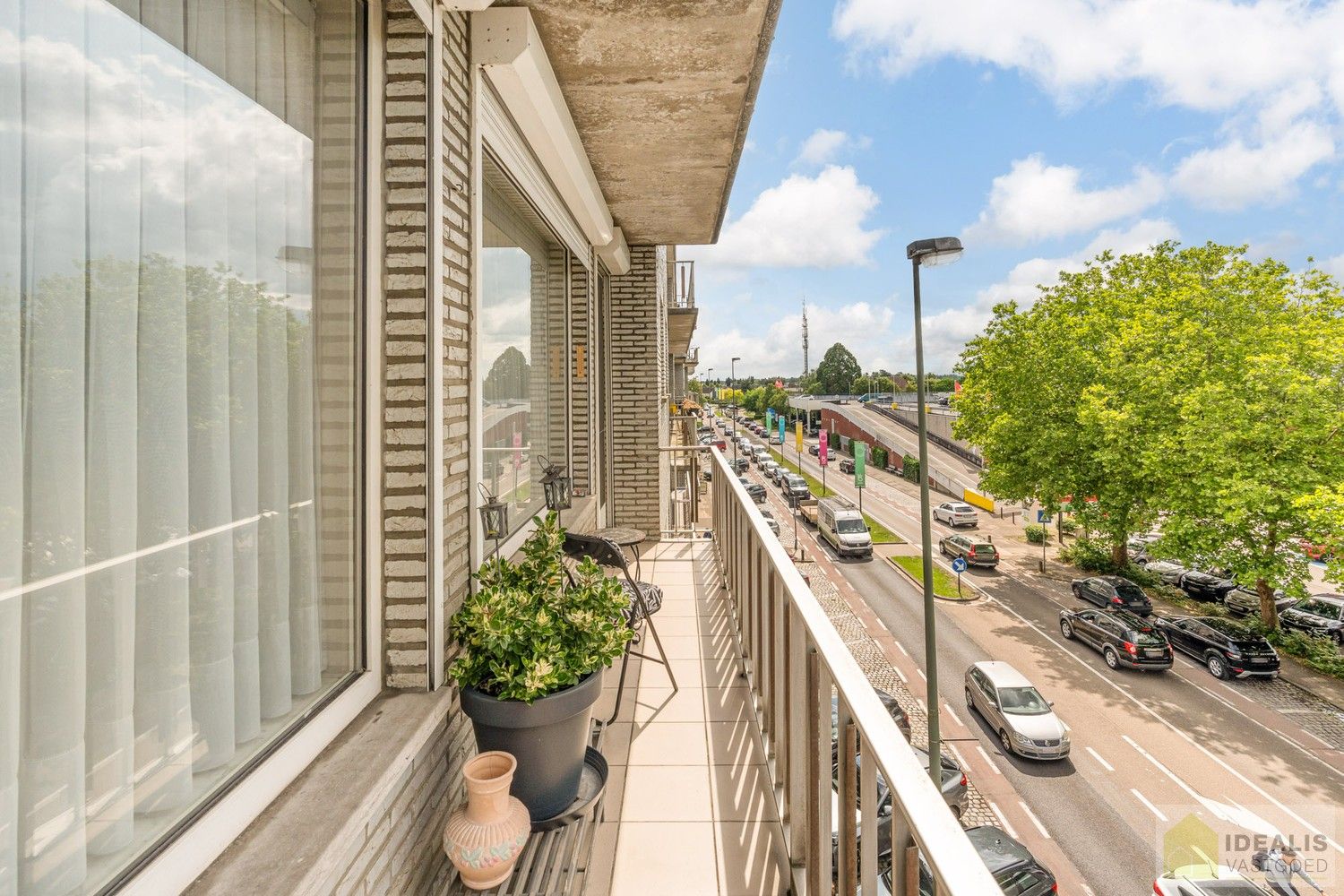 IDEALIS VASTGOED – ZEER RUIM HOEKAPPARTEMENT (110M²) MET LICHTRIJKE LEEFRUIMTE, VOLLEDIG UITGERUSTE KEUKEN, MAAR LIEFST 3 SLAAPKAMERS, BERGING, LIFT EN GARAGEBOX OP EEN UITERST GUNSTIGE LOCATIE MIDDEN IN HET CENTRUM VAN PELT. ZEER GESCHIKT VOOR KANDIDATEN OP ZOEK NAAR EEN INSTAPKLAAR APPARTEMENT! foto 26