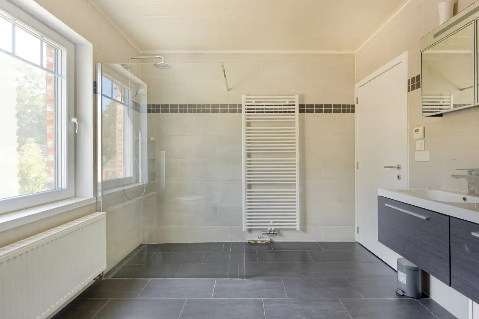 Vrijstaande woning van 2015 met 3 slaapkamers, volledige kelder en zuidgerichte tuin in Schilde. foto 14
