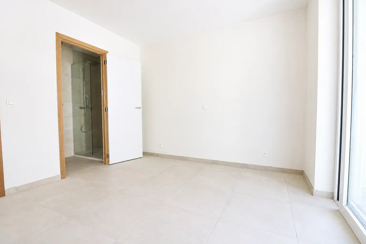 Prachtig 1-slaapkamerappartement met hoogwaardige afwerking, lichtrijke leefruimte en groot terras. foto 6