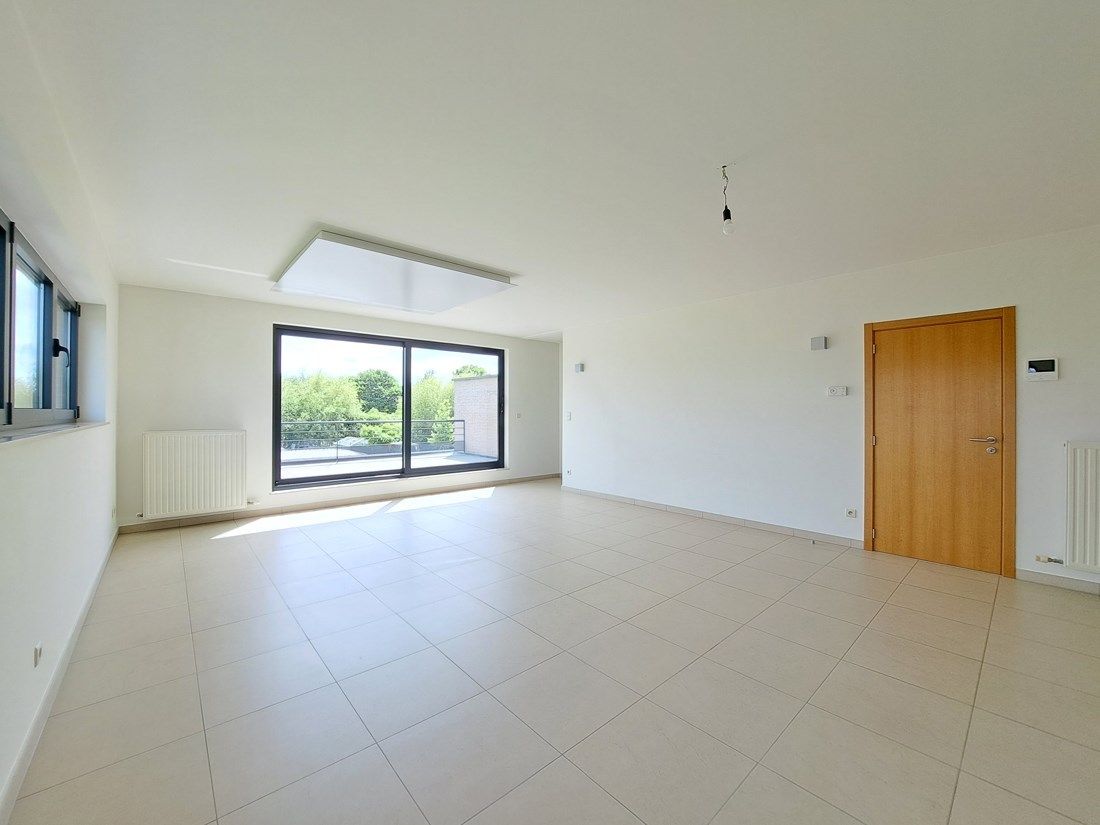 Stijlvol duplex appartement te Kermt foto 4