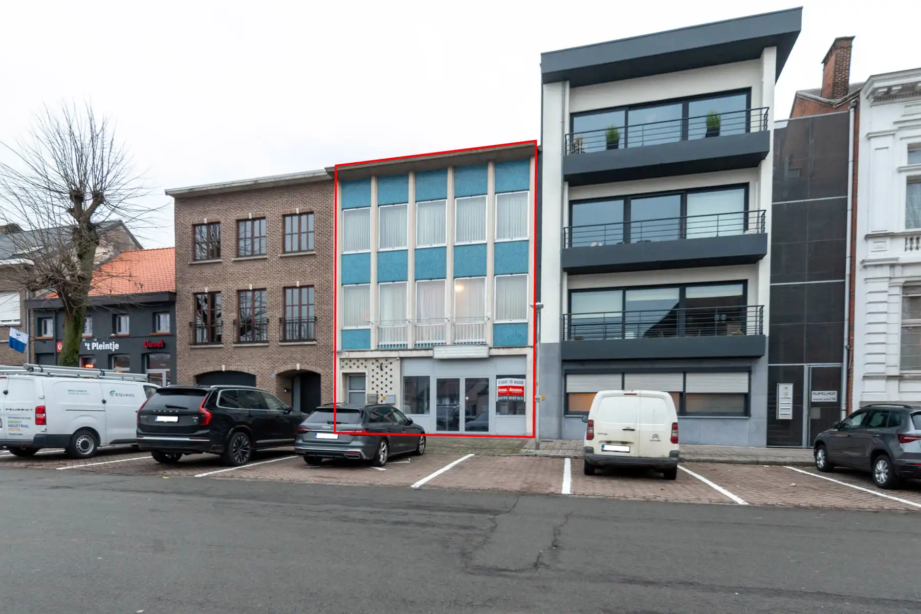 Opbrengsteigendom met handelsgelijkvloers en verhuurd duplexappartement te Niel. foto {{pictureIndex}}