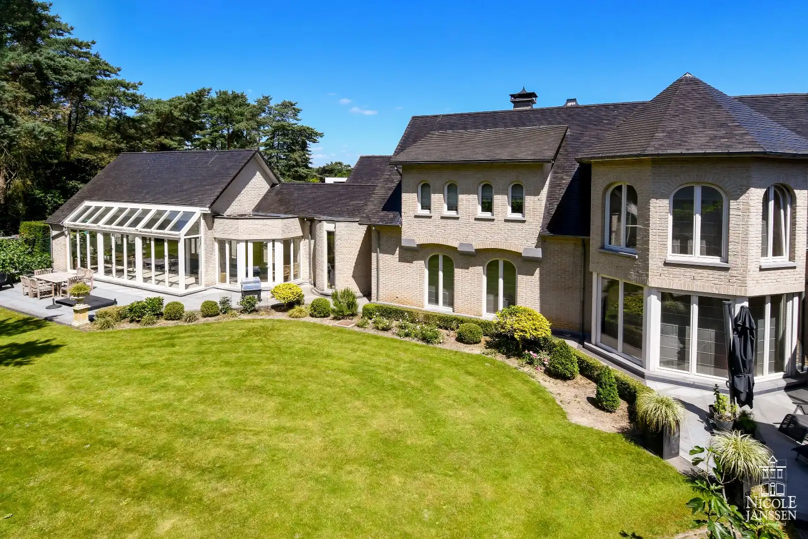 Exclusieve en ruim ingedeelde villa foto 4