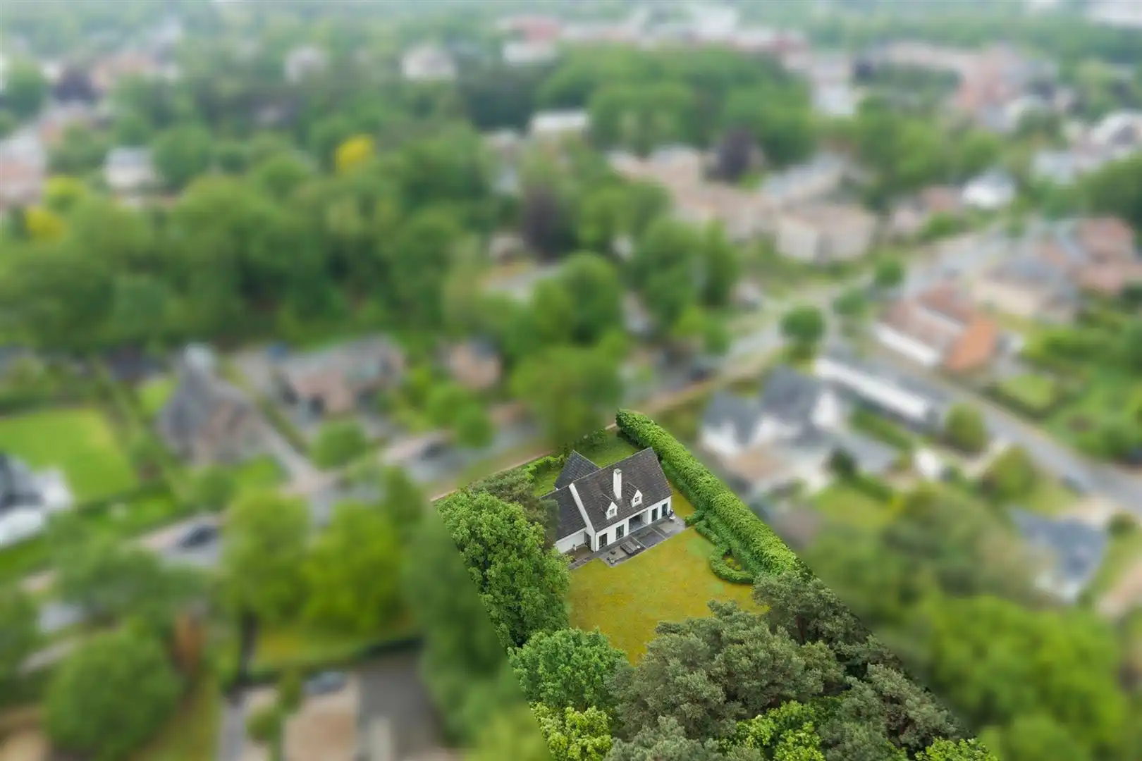 TE KOOP: Uitzonderlijke villa op een breed perceel van ca. 25 are in de Mosselerlaan te Genk! foto 2