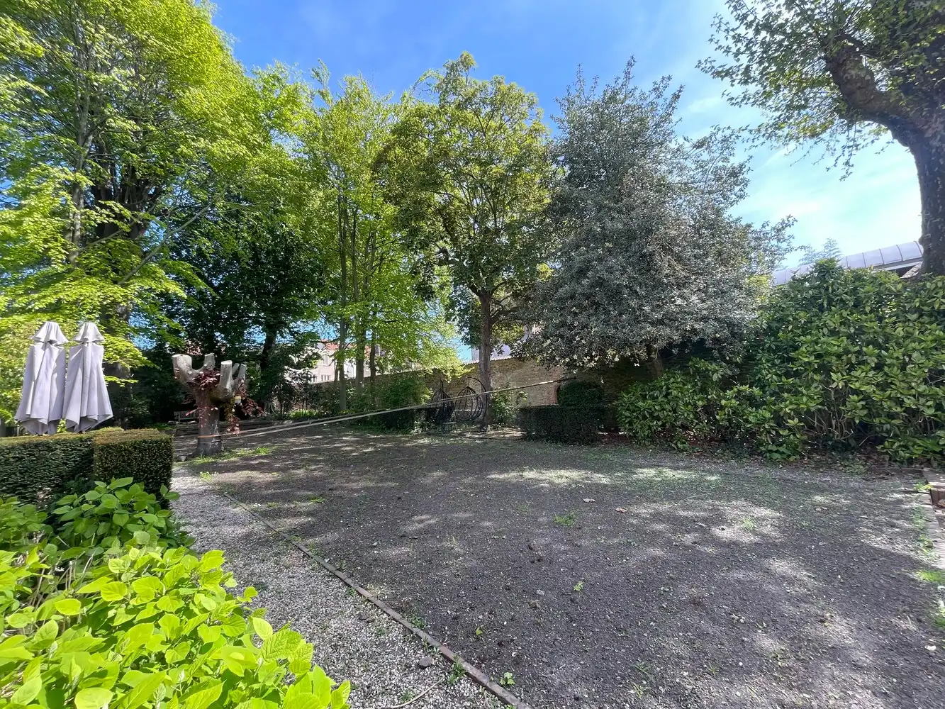 Brugge&nbsp; Aan de SINT-ANNAREI , Unieke , EXCLUSIEVE SALONS/ KANTOORUIMTES (+- 160m²) in een HERENHUIS vooraan met&nbsp; zicht op de Sint-Annarei, achteraan zicht op een grote gemeenschappelijke tuin met oude bomen.&nbsp; Parkingplaats. foto 7