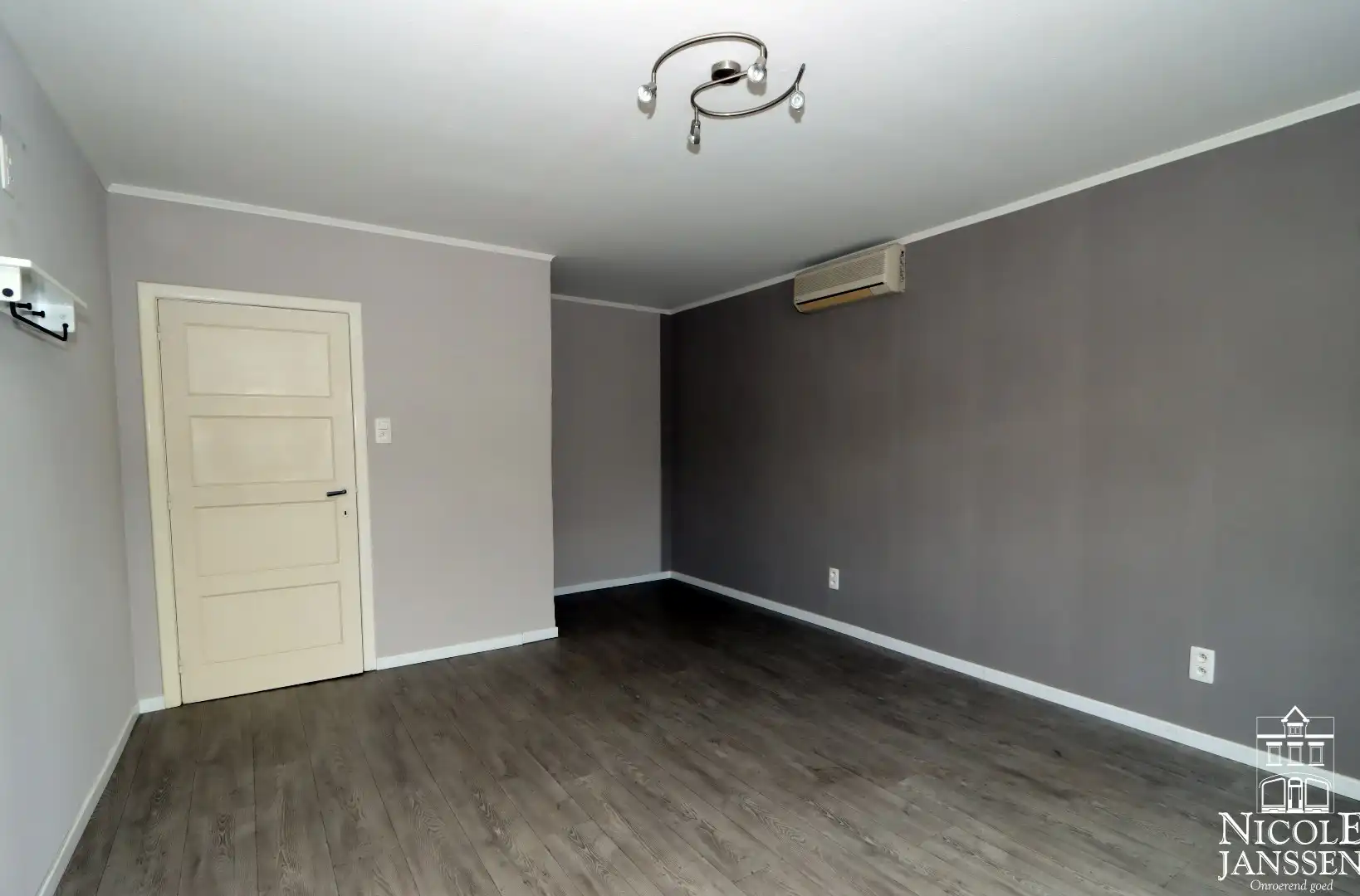 Toffe instapklare en ruim ingedeelde woning met leuk tuintje en carport foto 19