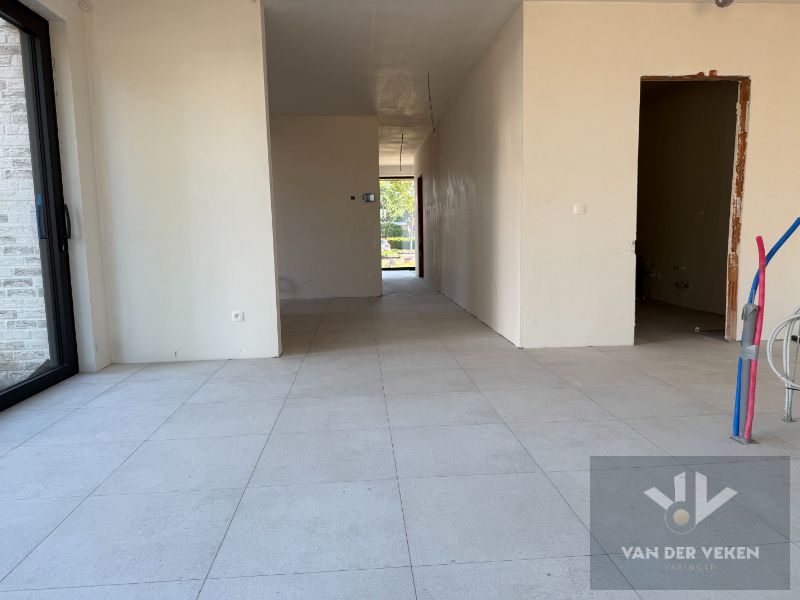 Ruime half open BEN-woning met 4 slaapkamers te bewonderen in het gezellige Kermt. foto 6